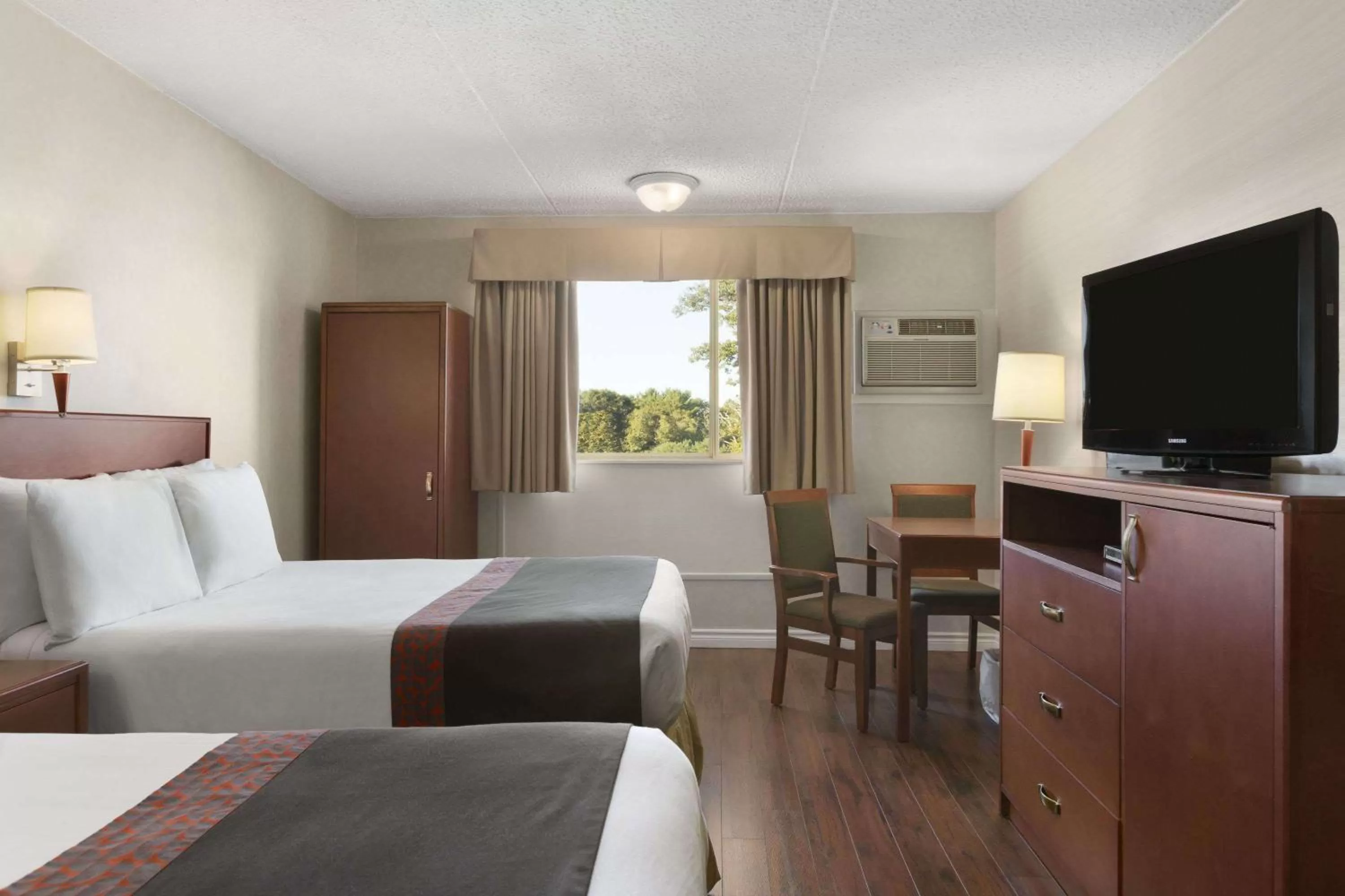 Photo of the whole room, Bed in Days Inn by Wyndham Bridgewater Conference Center