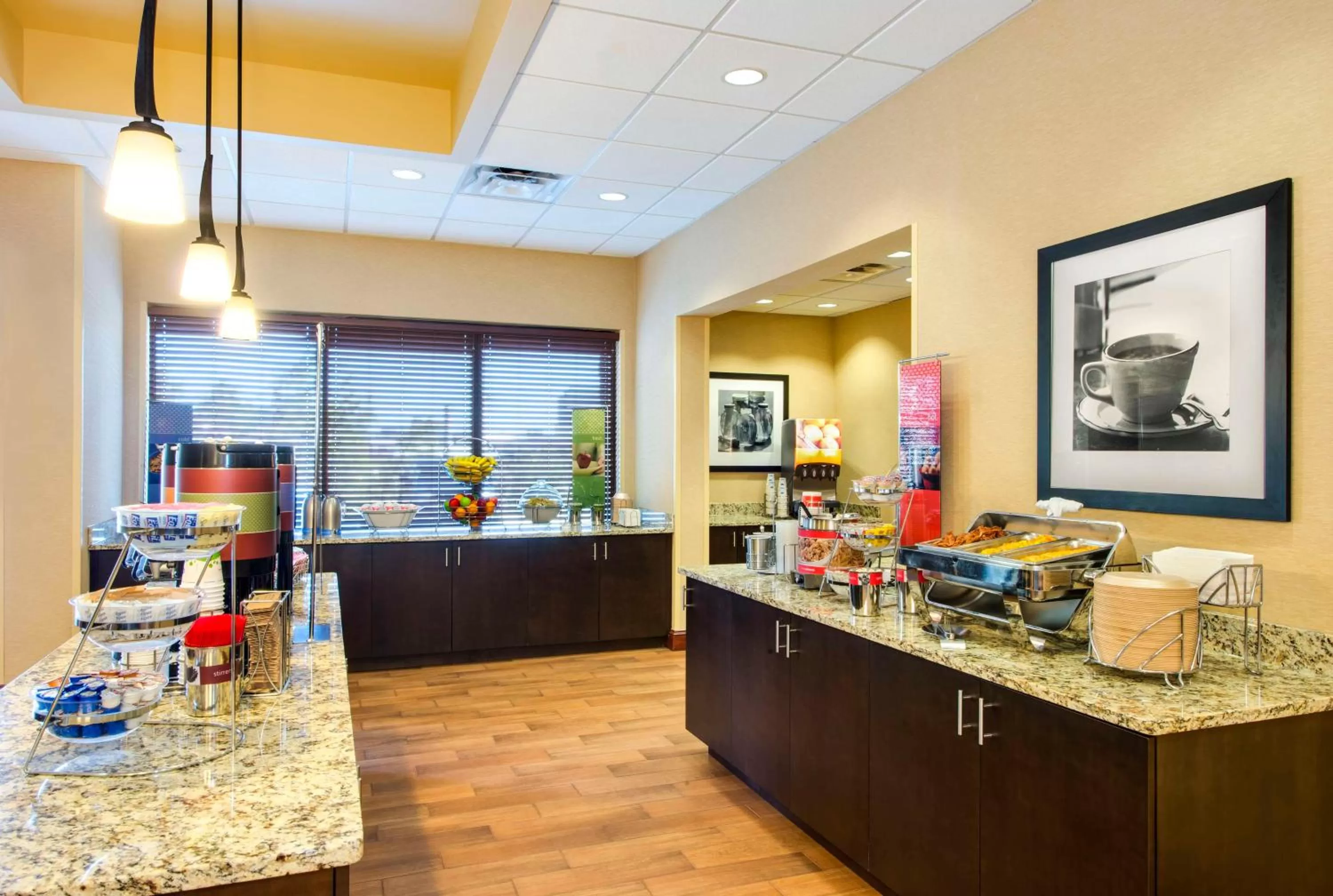 Dining area in Hampton Inn & Suites Atlanta-Galleria