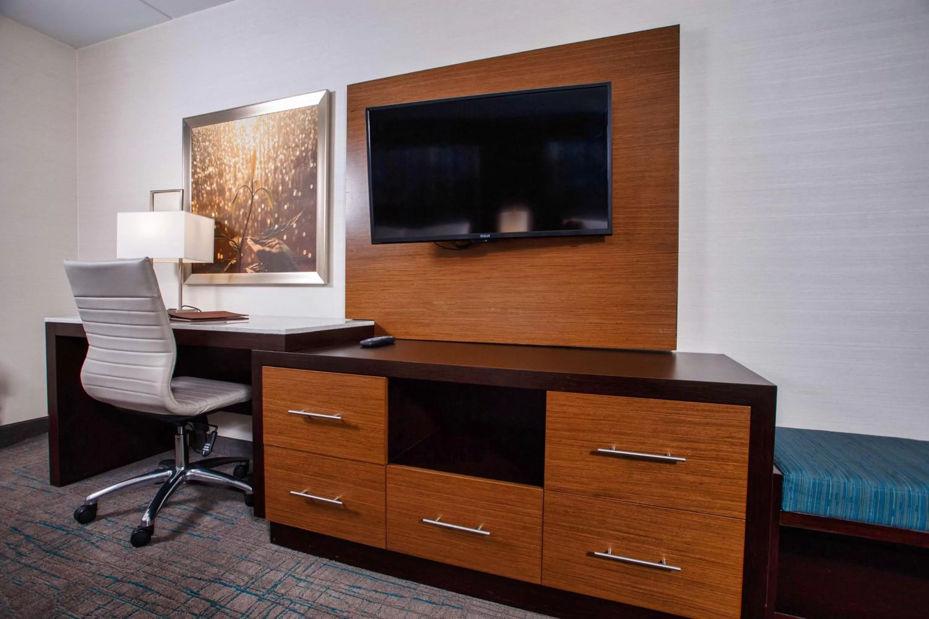 Bedroom in DoubleTree by Hilton Neenah