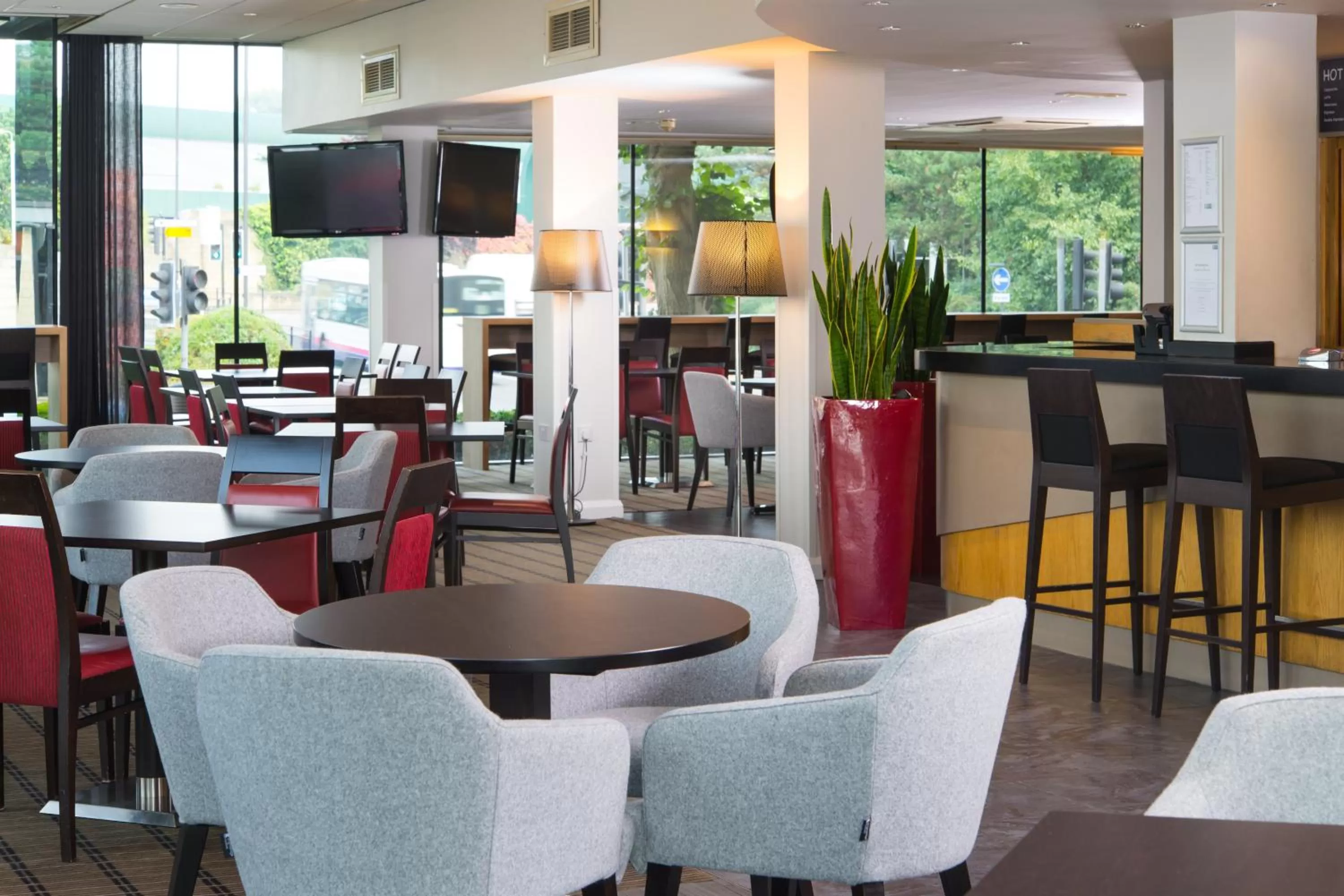 Lobby or reception in Holiday Inn Express Bath by IHG