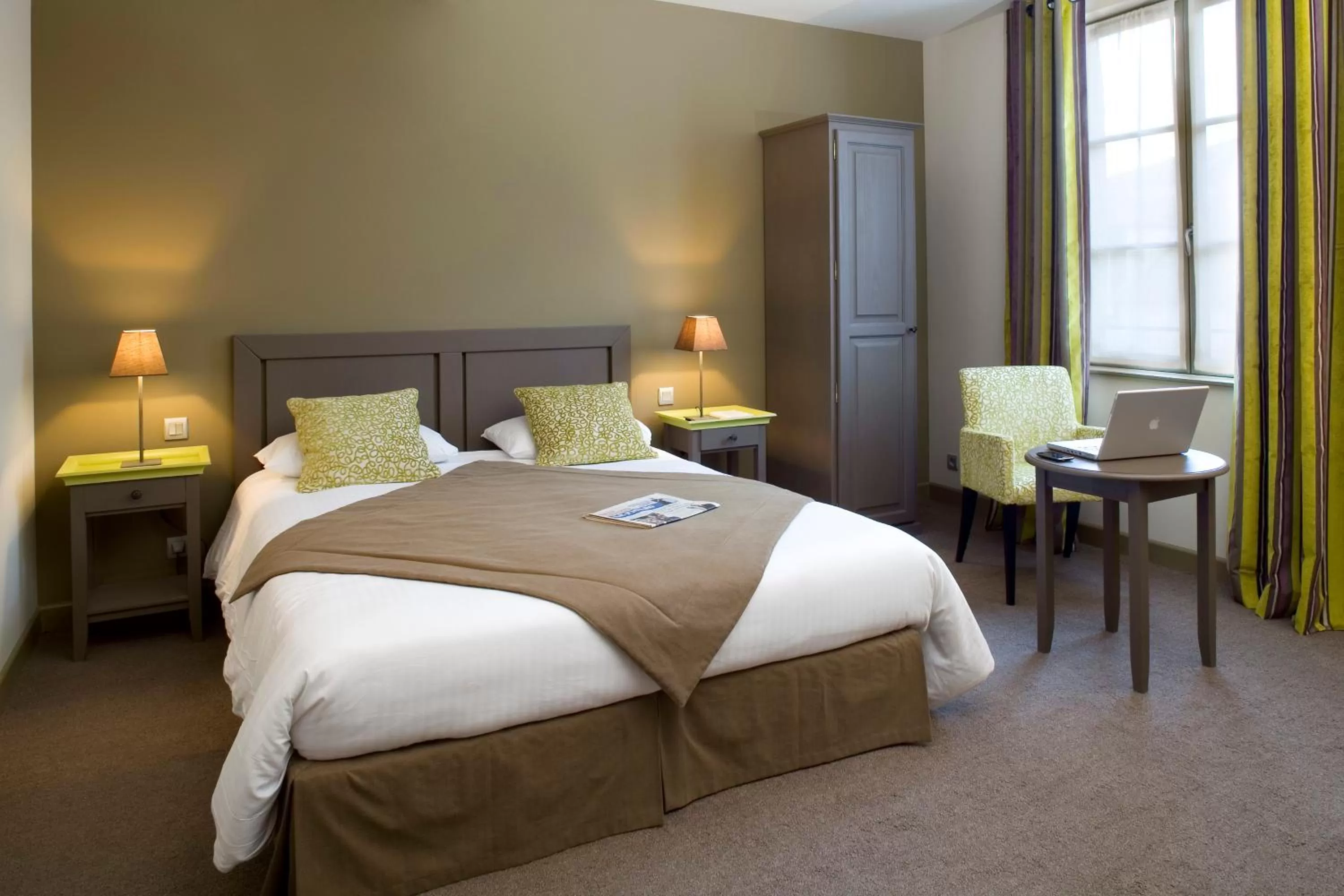 Bed in Hôtel Aux Vieux Remparts, The Originals Relais