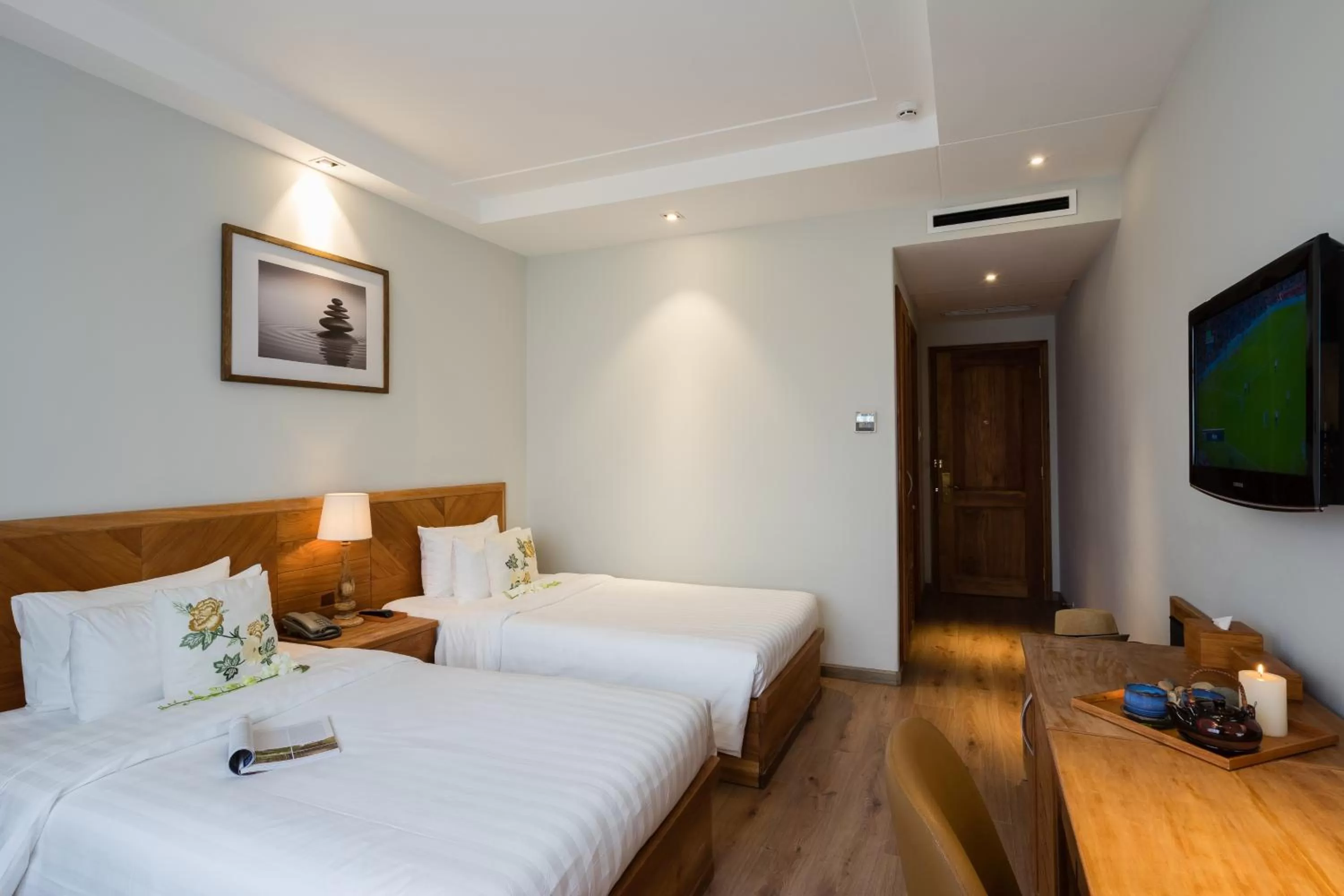 Photo of the whole room, Bed in Silverland Yen Hotel