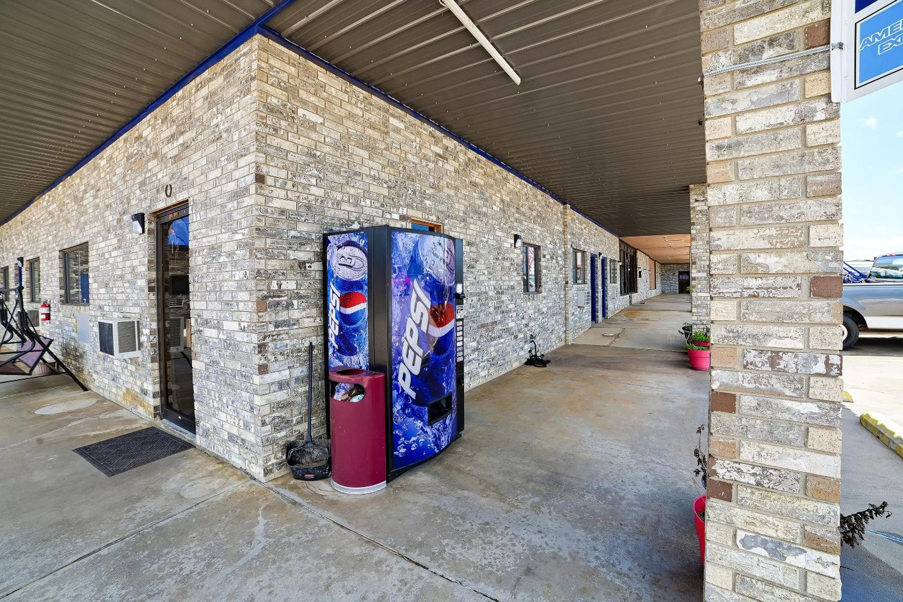 vending machine in OYO Hotel Waldron AR - Hwy 71