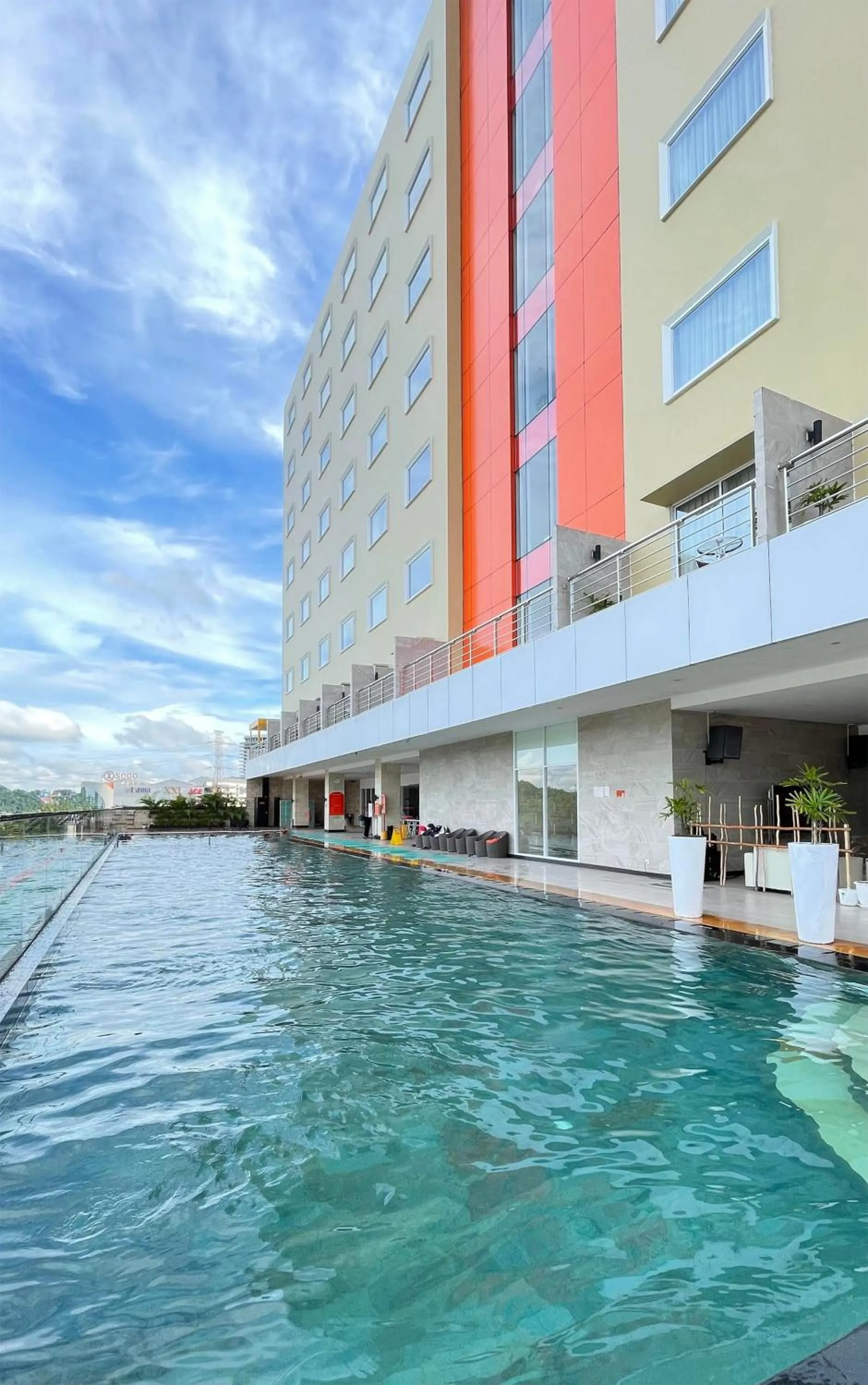 Swimming pool in HARRIS Hotel Samarinda