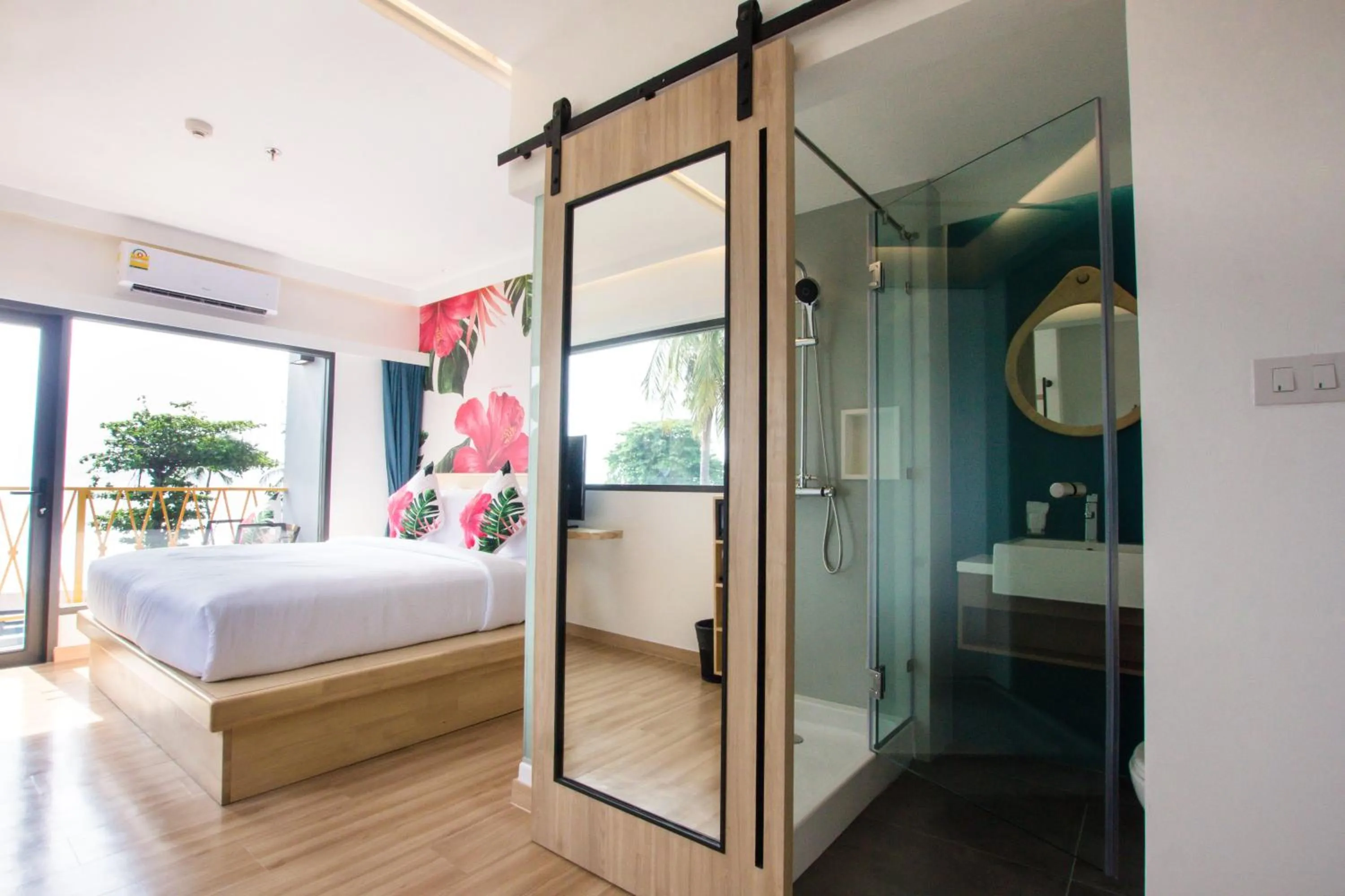 Shower, Bed in Lub d Koh Samui Chaweng Beach - Beachfront & Vibrant Social Vibe