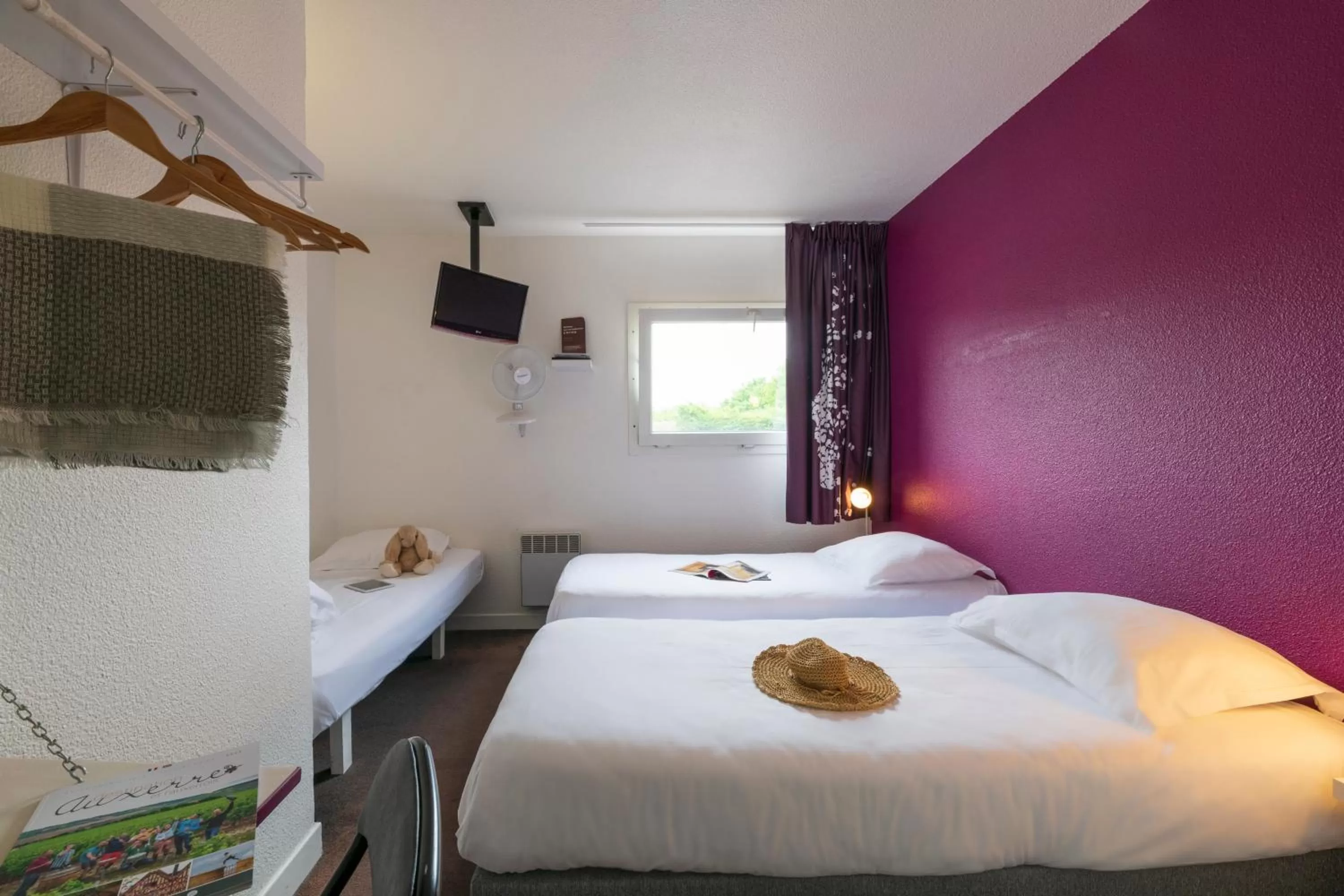 Photo of the whole room, Bed in Hôtel Cerise Auxerre