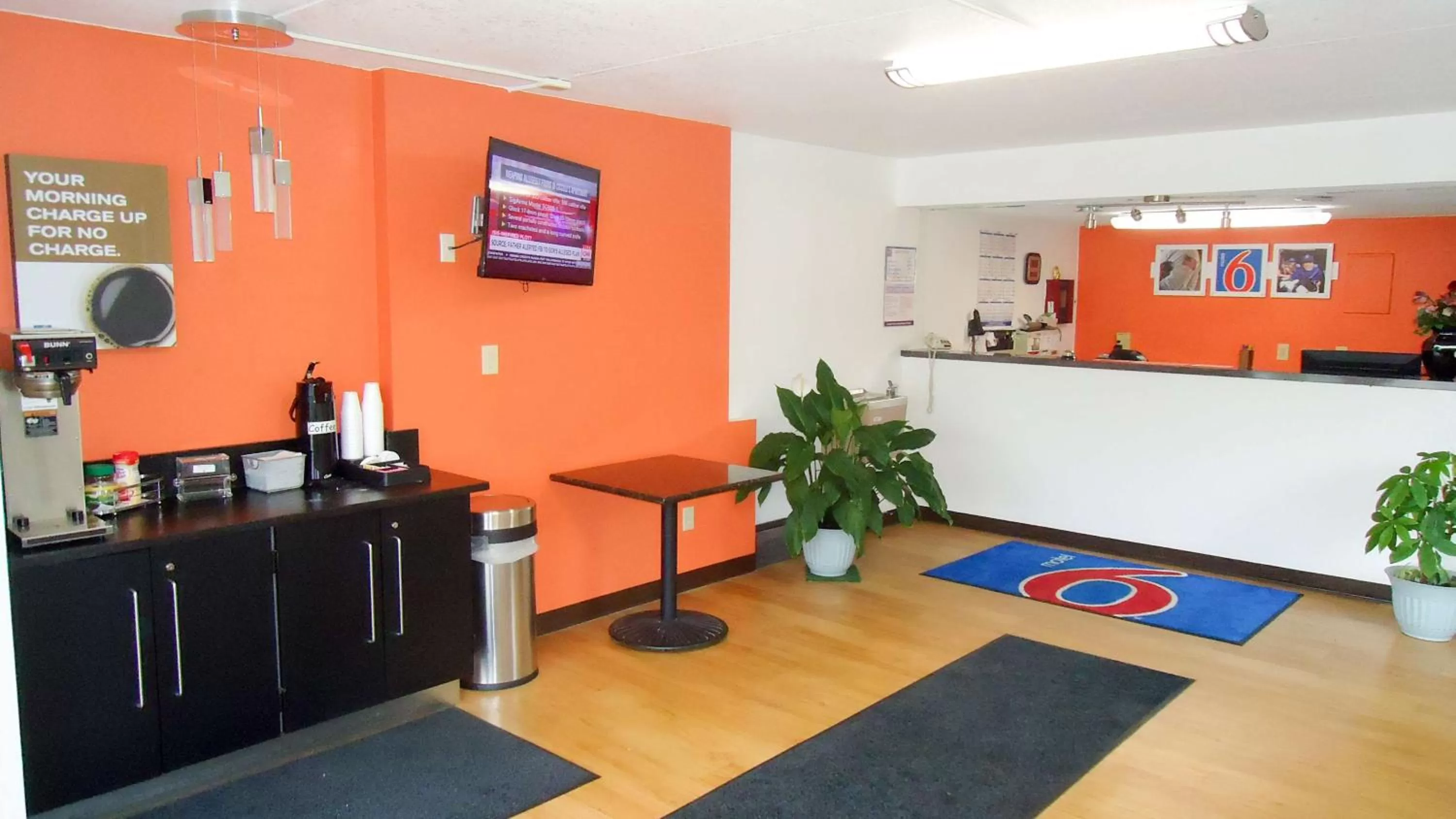 Communal lounge/ TV room in Motel 6-Kingston, TN
