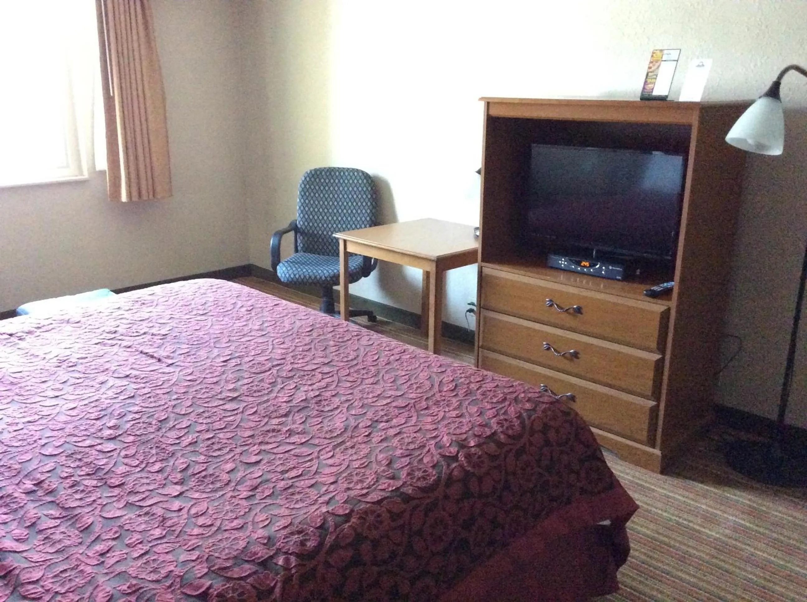 Decorative detail, Bed in Days Inn by Wyndham Albion