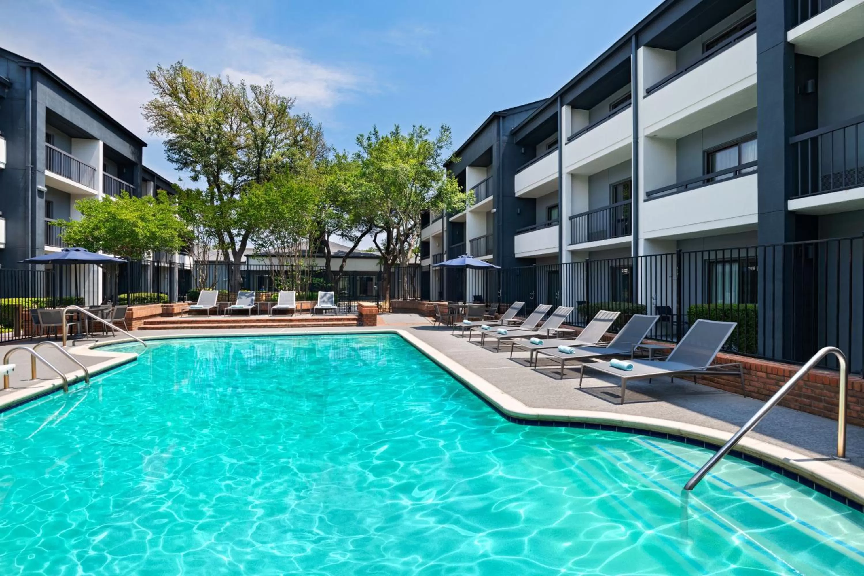 Swimming pool in Courtyard by Marriott Dallas Richardson at Spring Valley