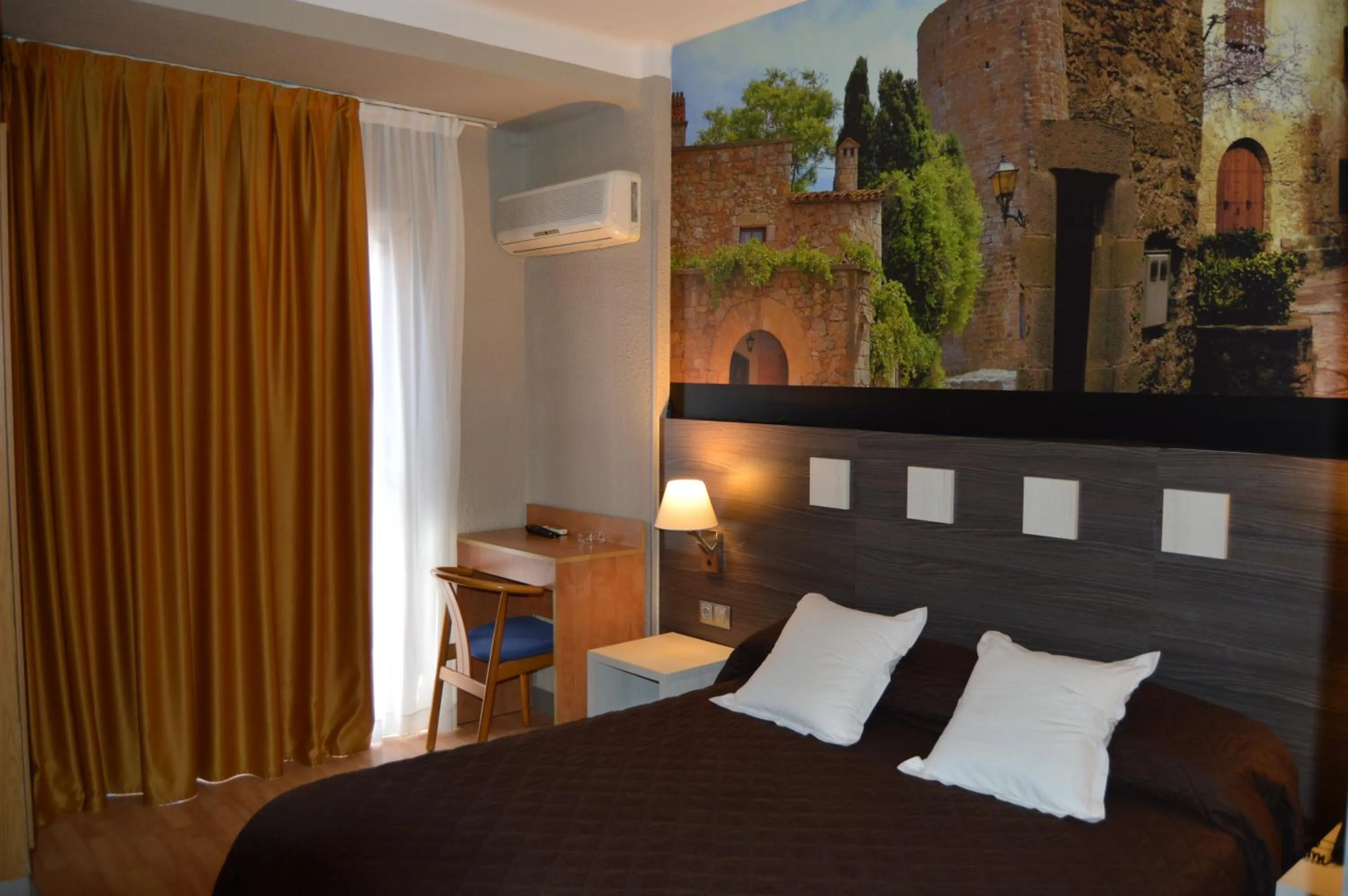 Photo of the whole room, Bed in Hotel Ciutadella