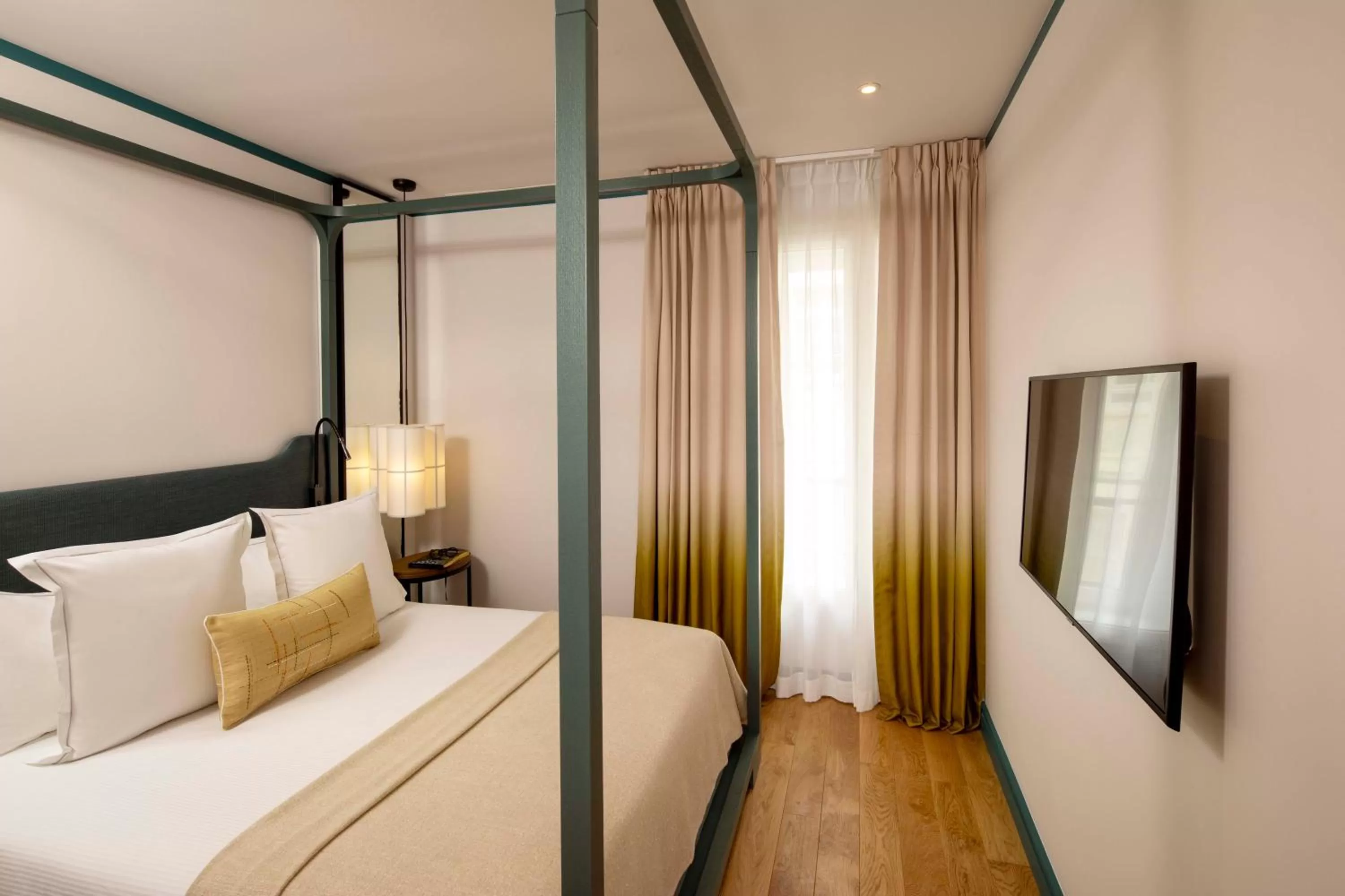 TV and multimedia, Bed in Hôtel Bel Ami