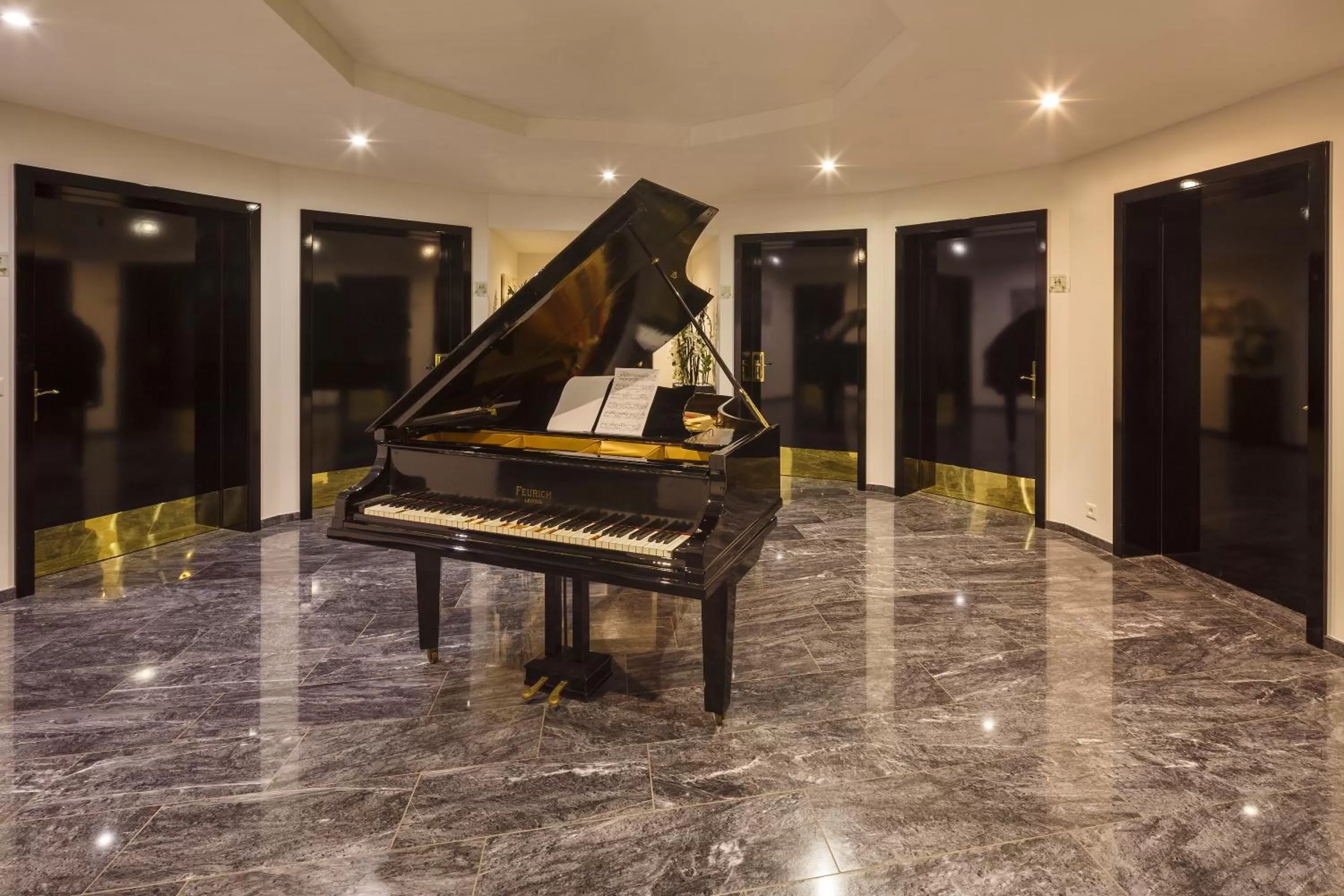 Lobby or reception in Business Hotel First