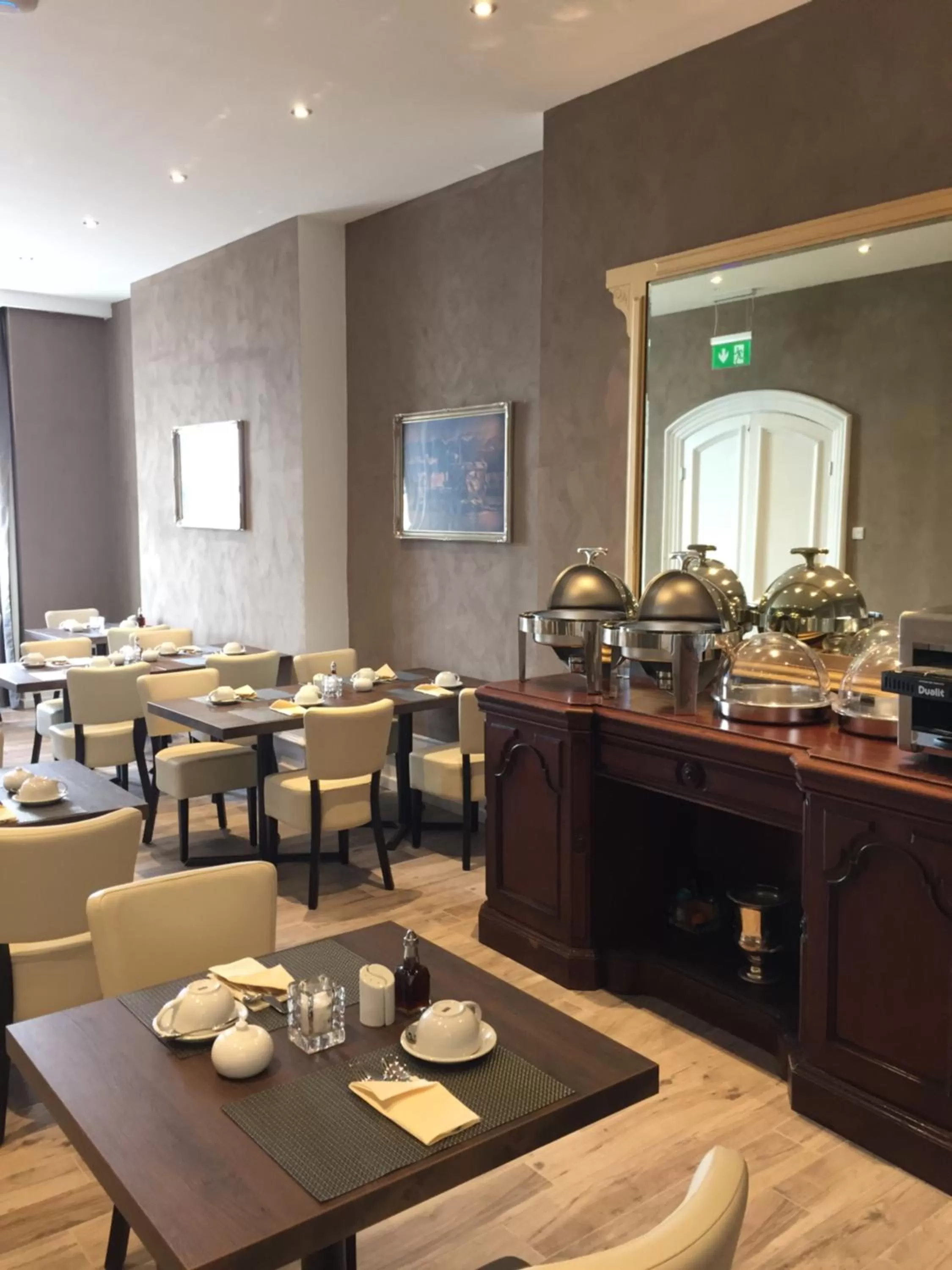 Restaurant/places to eat in Halvard Hotel