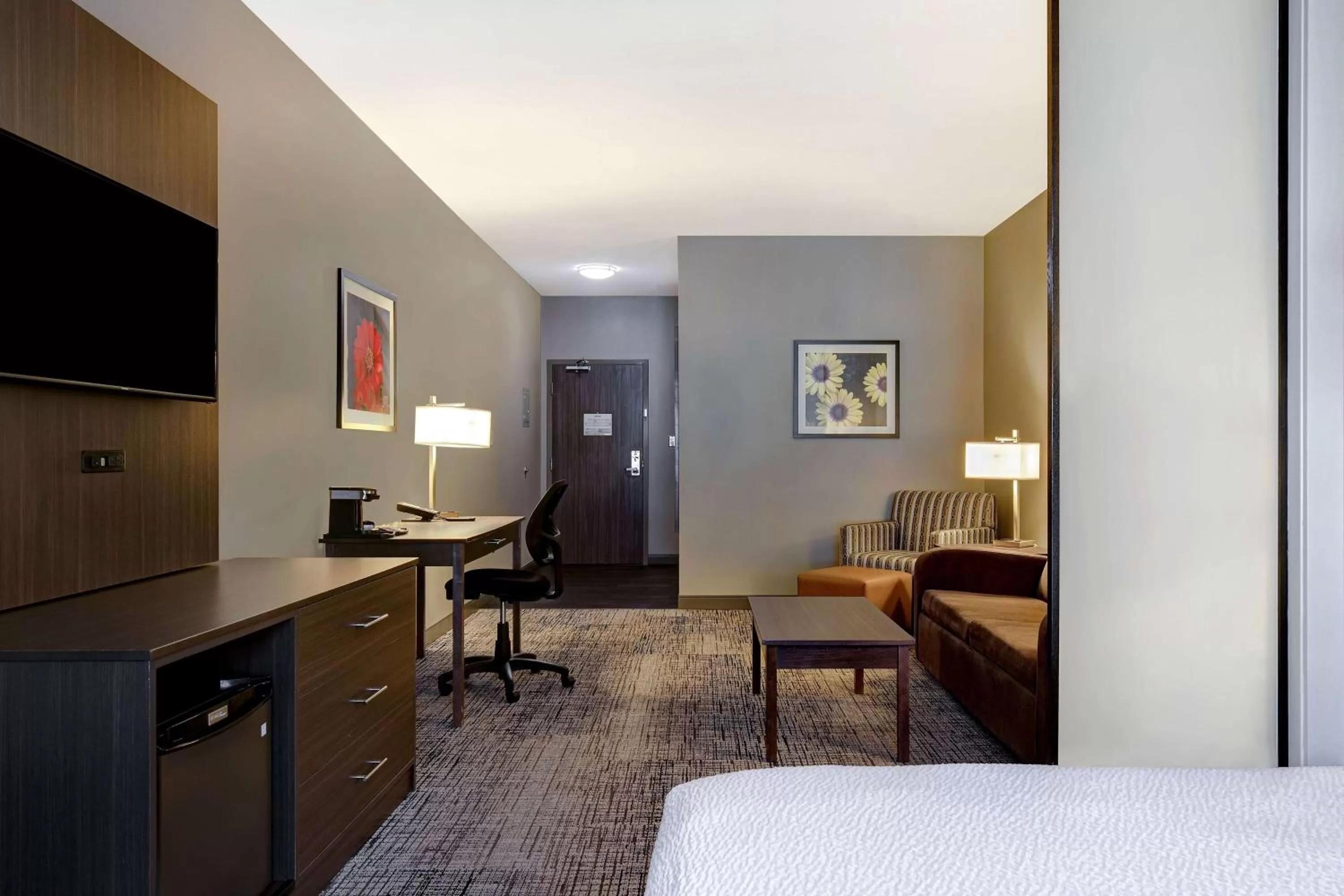 Photo of the whole room, Bed in Days Inn & Suites by Wyndham Warman