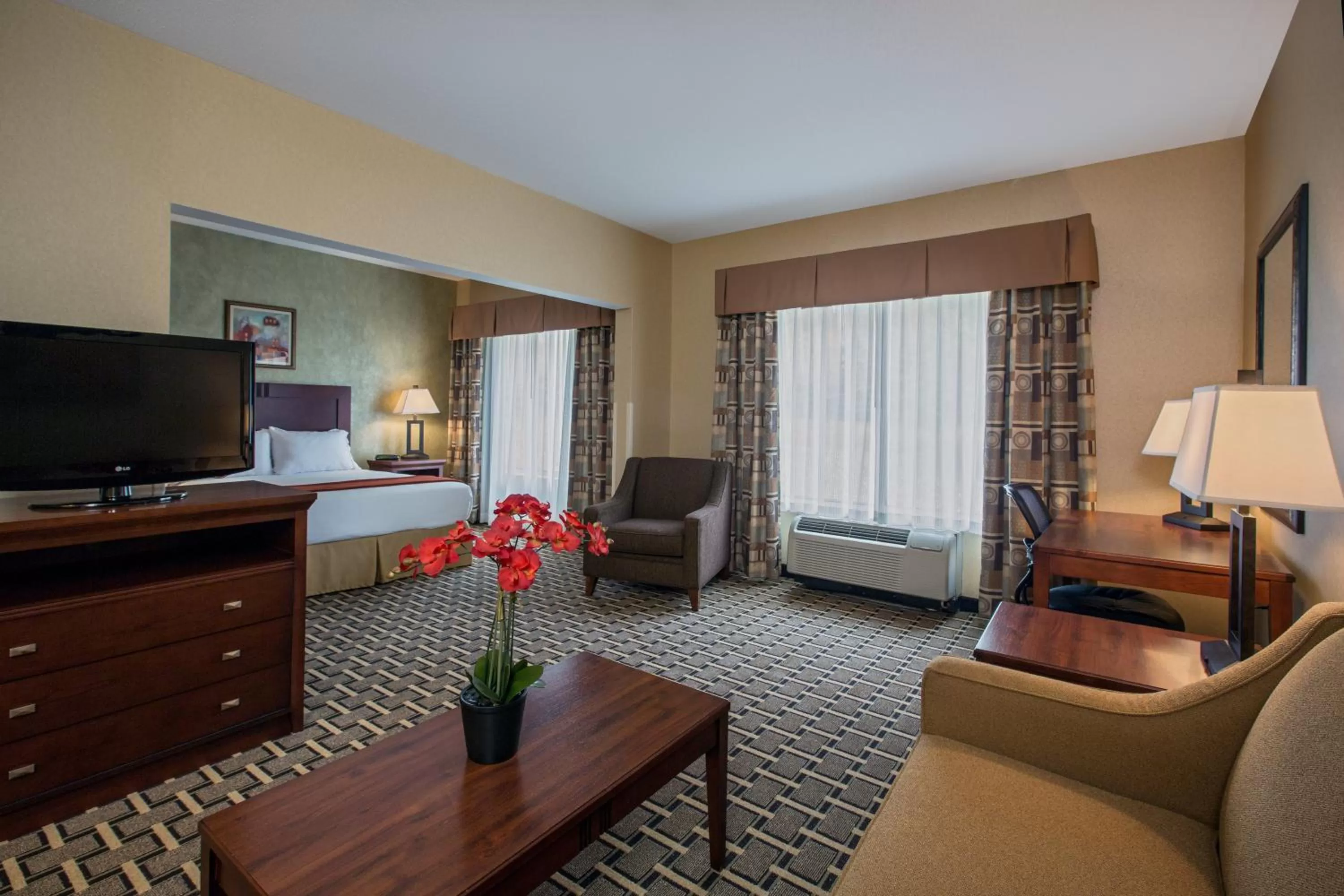 Photo of the whole room, Bed in Holiday Inn Express Hotel & Suites Youngstown North-Warren/Niles by IHG