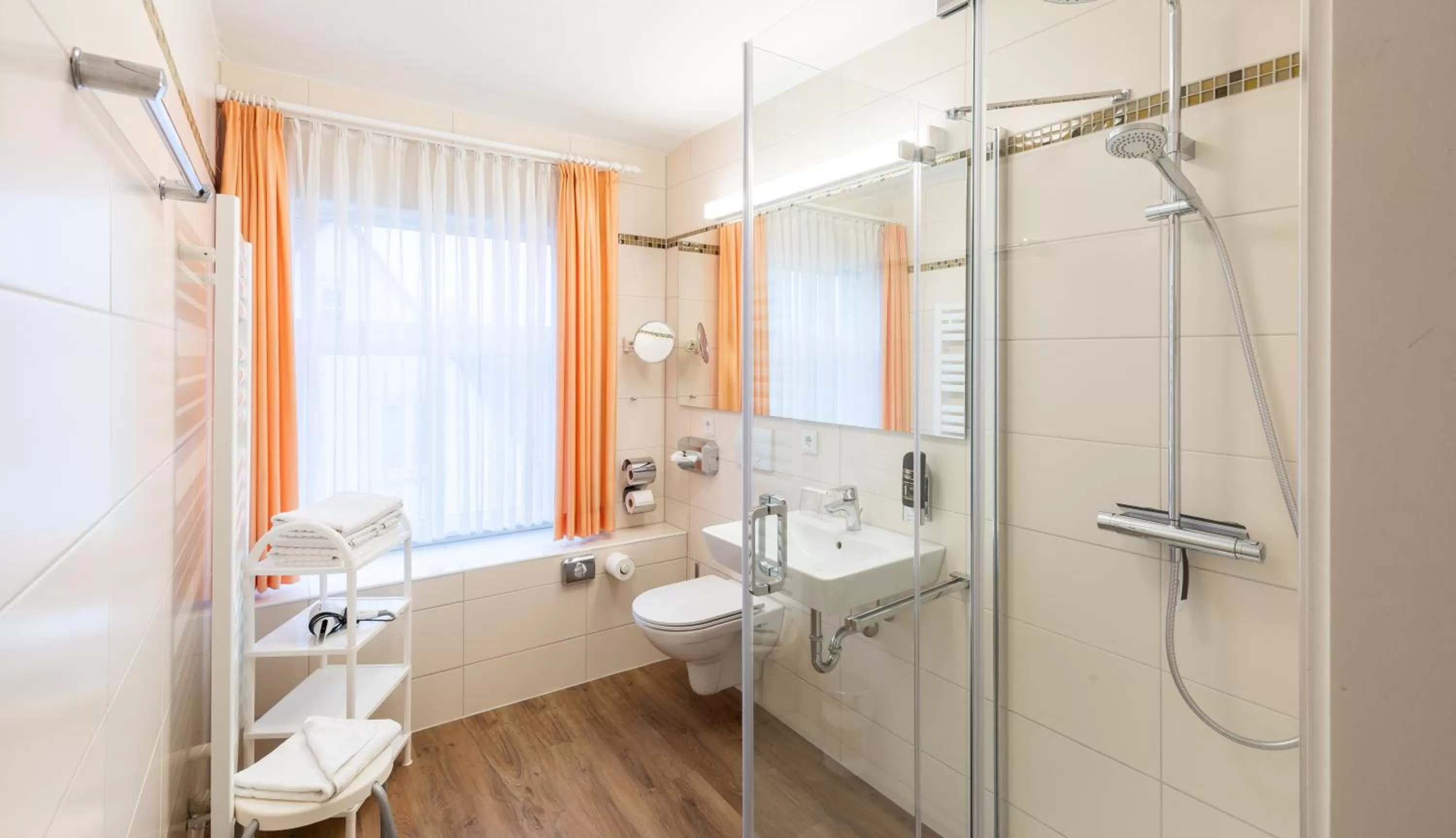 Shower, Bed in Hotel Stadt Kappeln