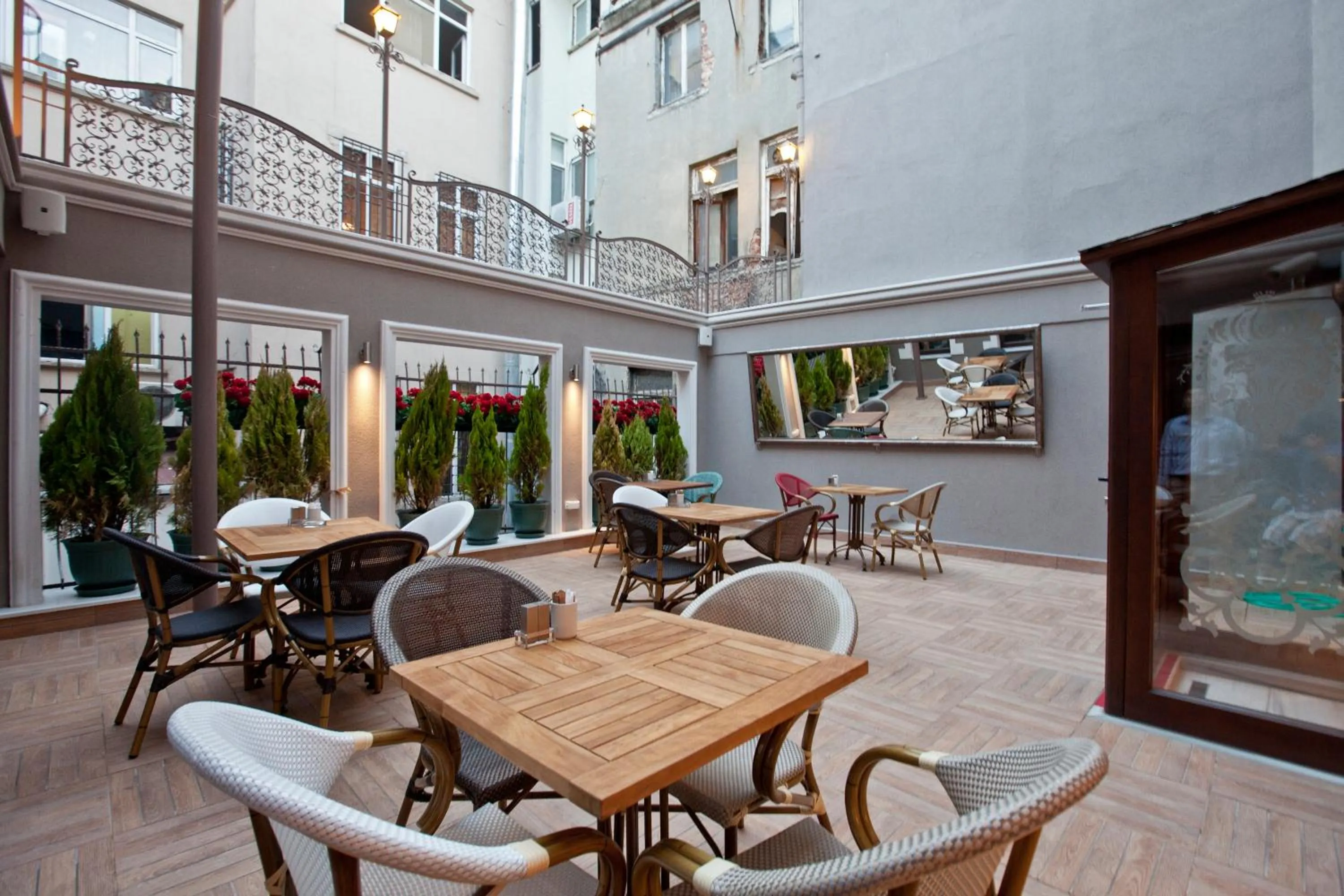 Restaurant/places to eat in Collage Pera Hotel