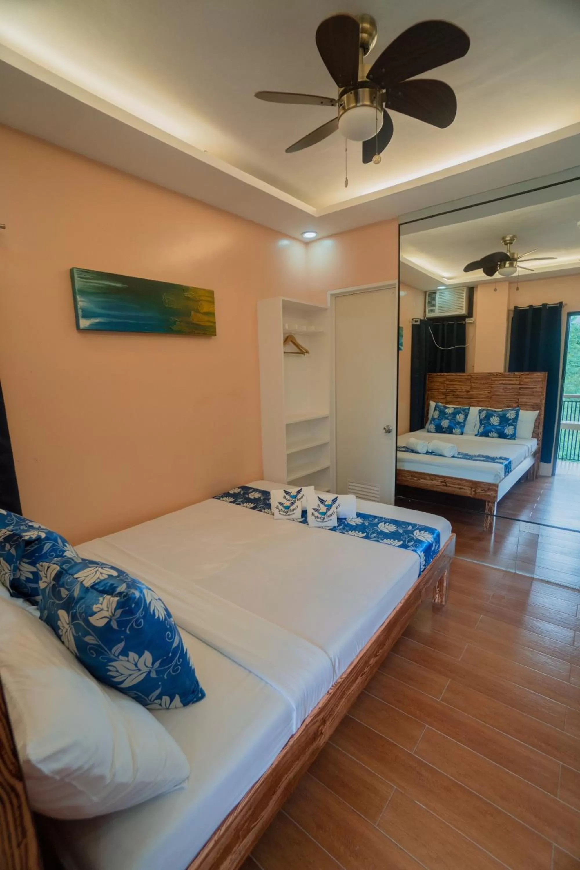 Photo of the whole room, Bed in Skylodge Resort