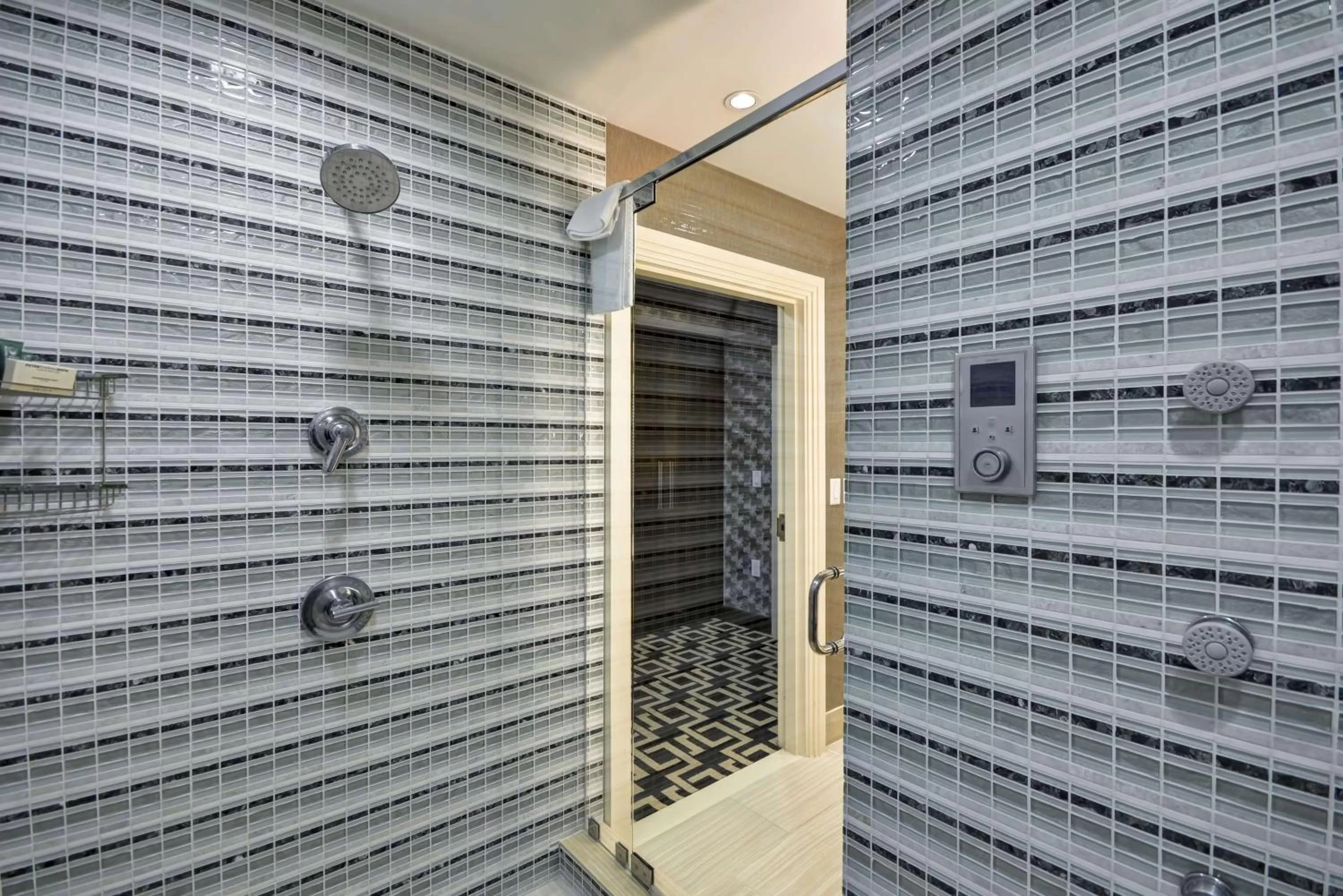 Bathroom in Hilton Checkers Los Angeles