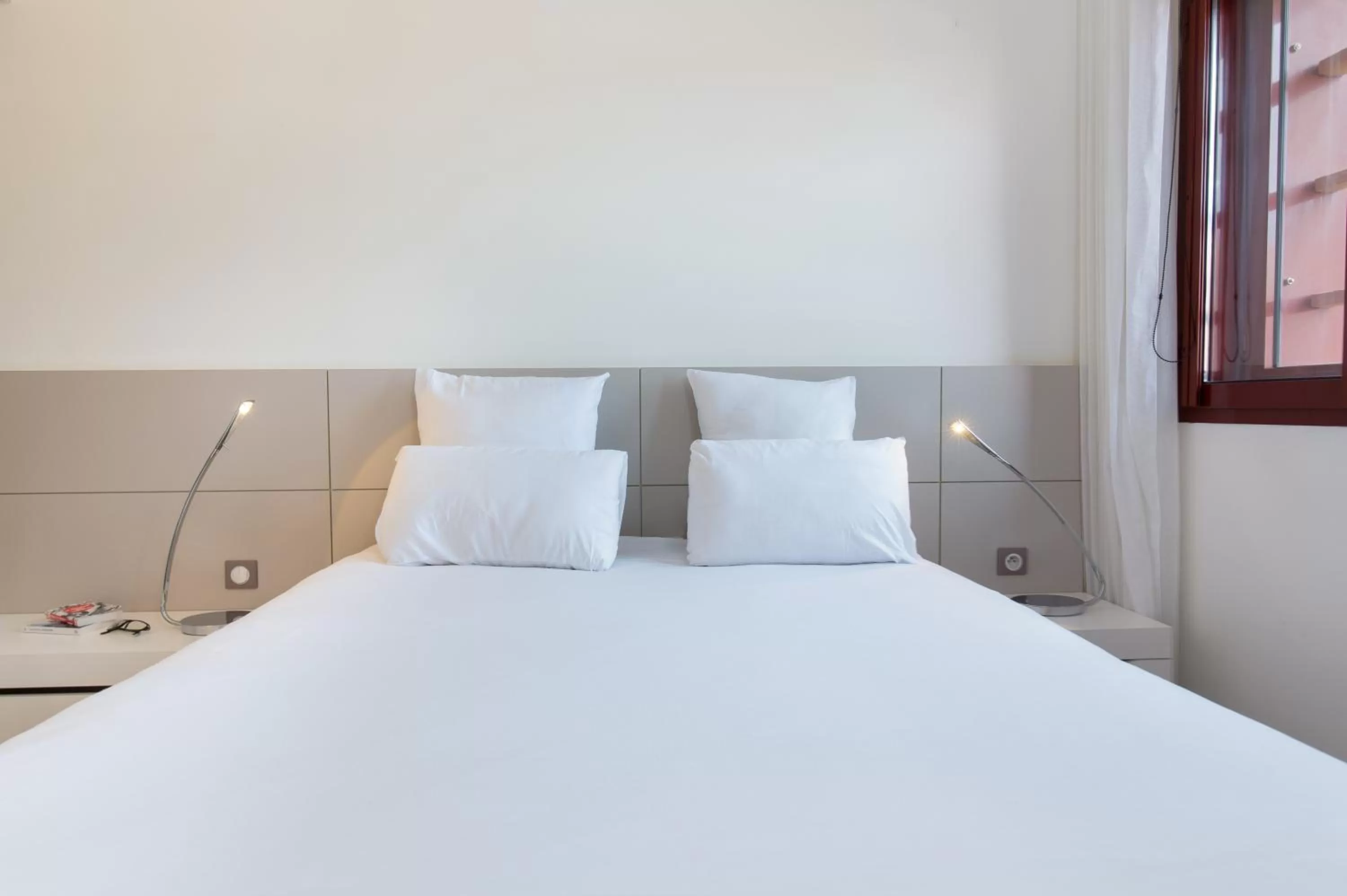 Bed in Novotel Suites Perpignan Centre - Grandes Suites & Confort Centre-Ville
