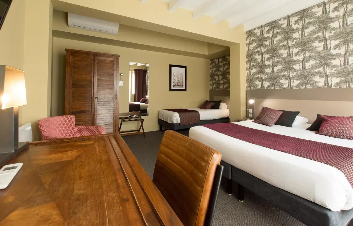 Triple Room in Logis Hôtel Le Vert Galant Triple Room in Logis Hôtel Le Vert Galant