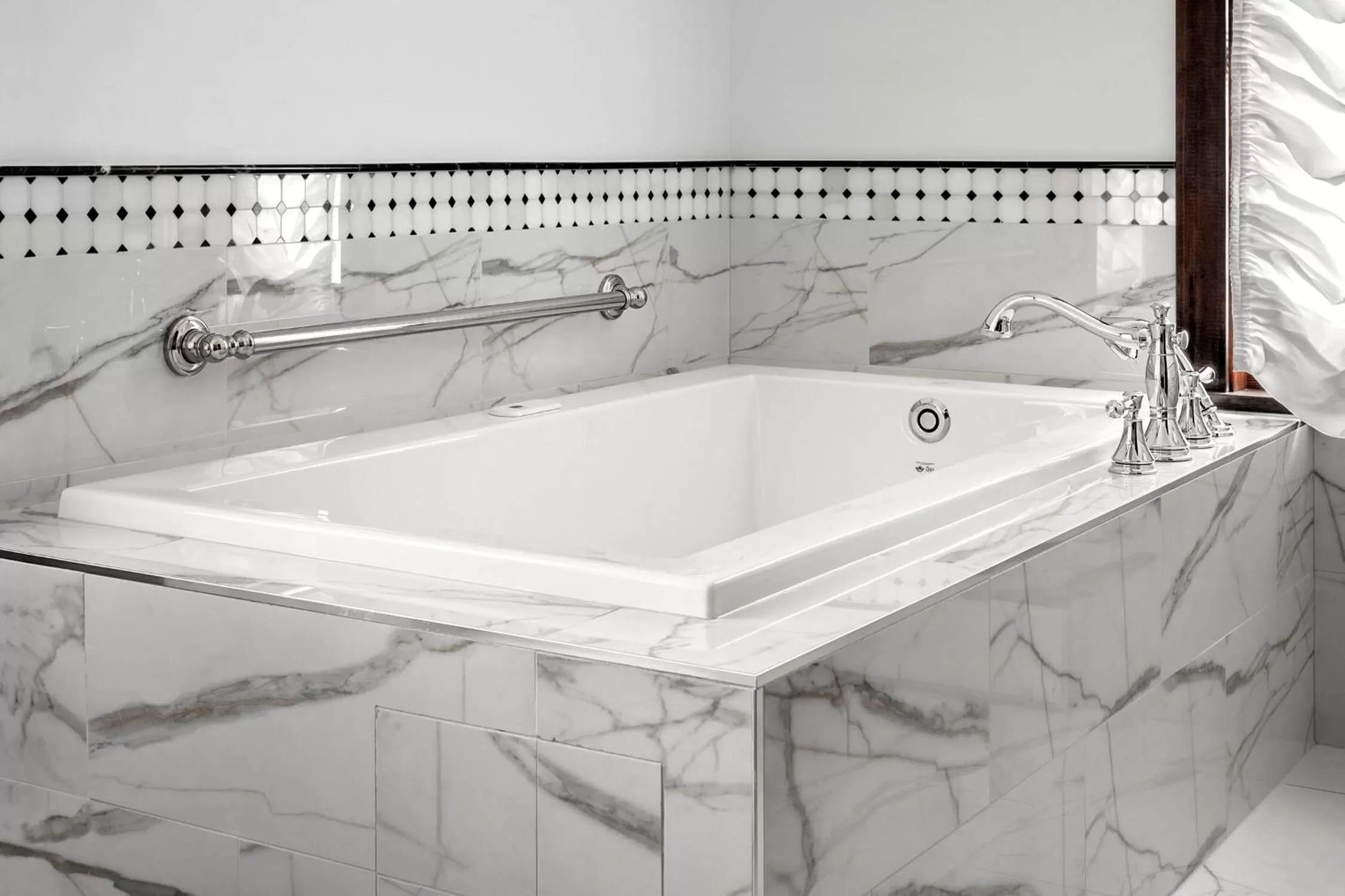 Bath in Abigail's Hotel