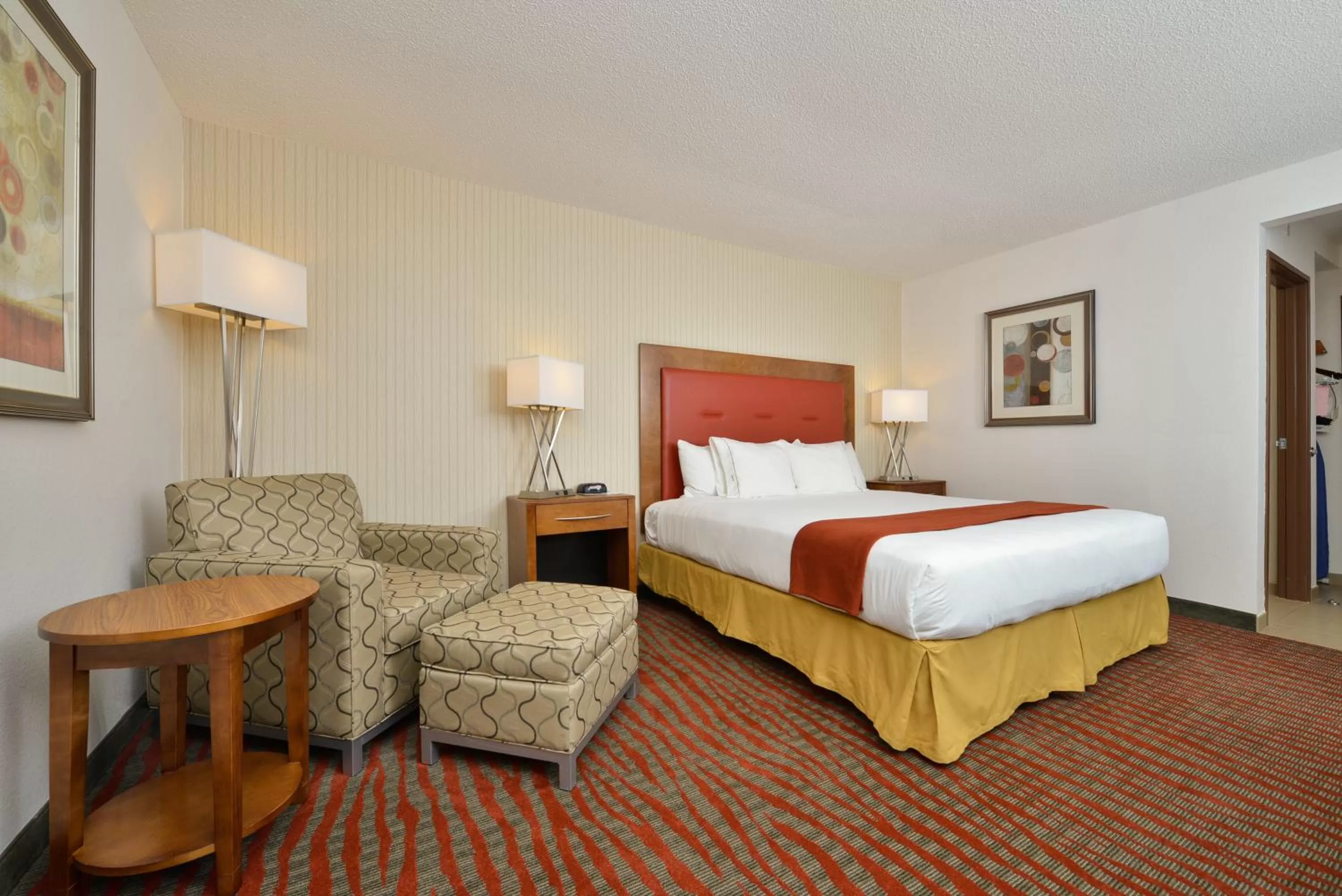 Photo of the whole room, Bed in Holiday Inn Express Boston-Milford by IHG