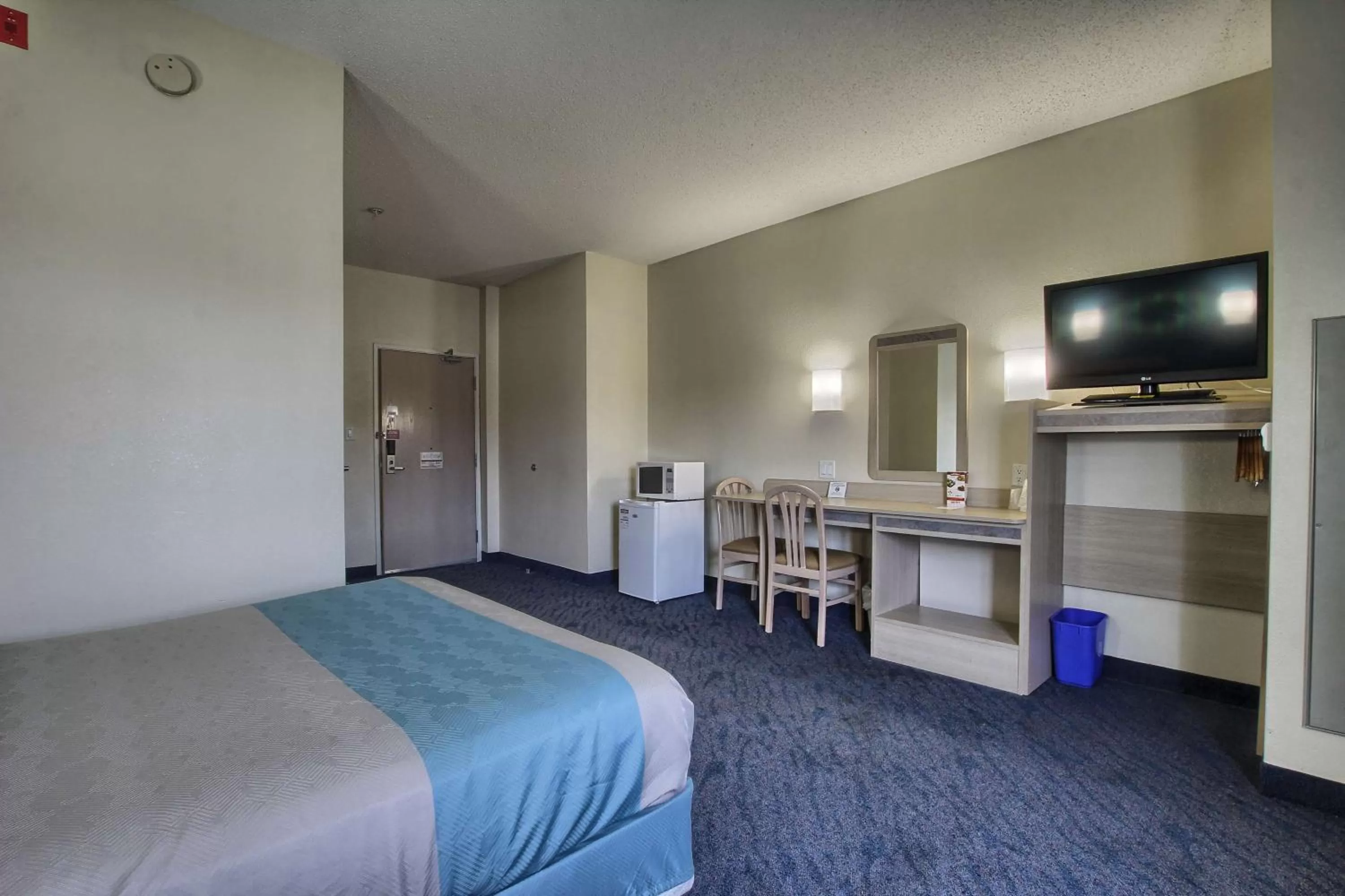 TV and multimedia, Bed in Motel 6-London, ON - Ontario
