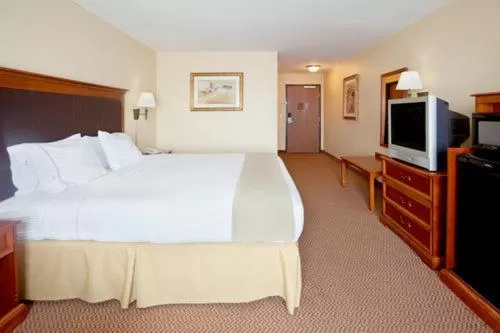 Photo of the whole room, Bed in Holiday Inn Express & Suites - Laredo-Event Center Area by IHG