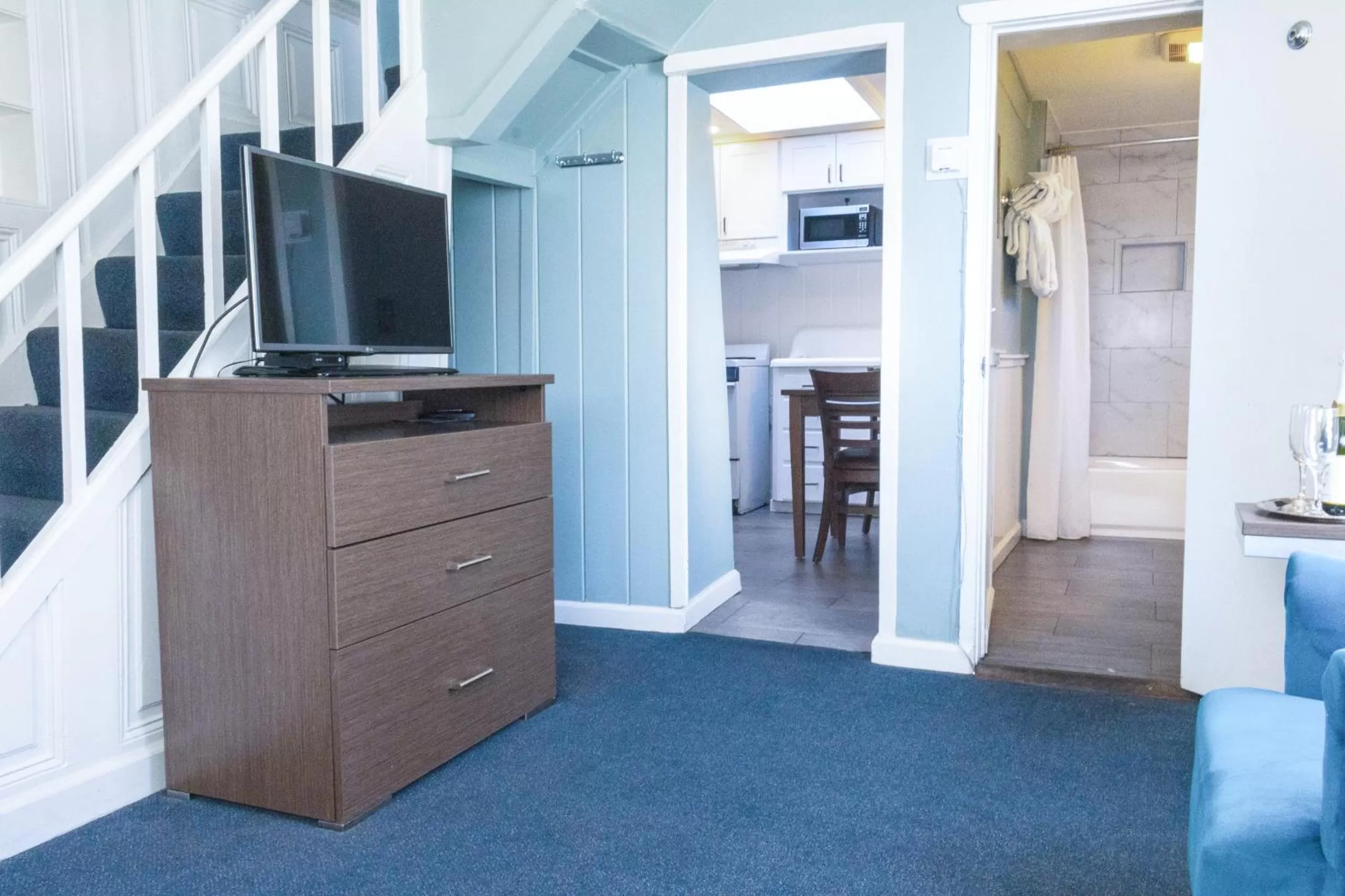 TV and multimedia in Ocean Echo Inn & Beach Cottages