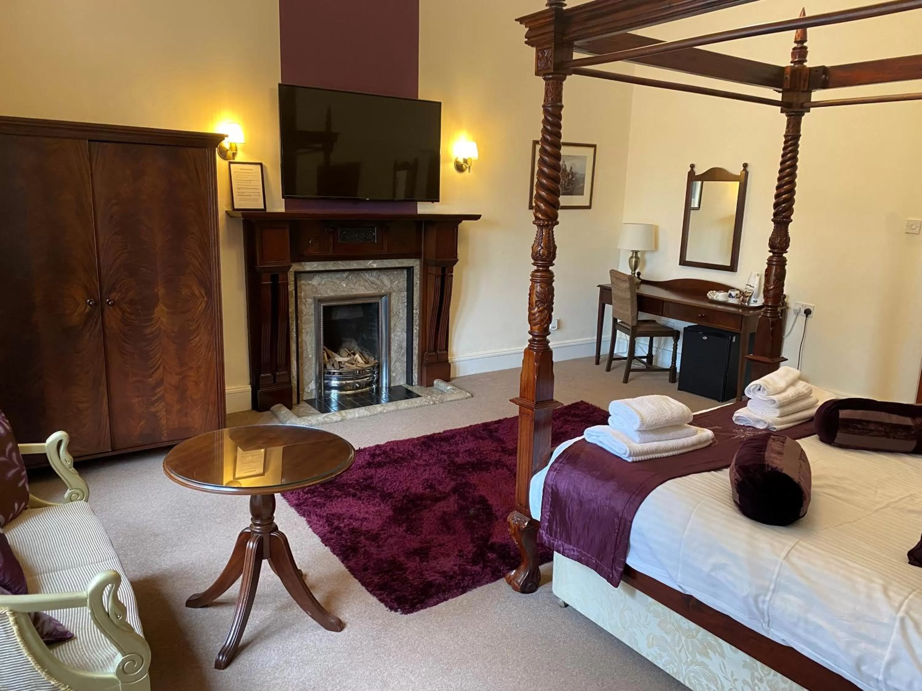 Seating area, Bed in Avonbridge Hotel