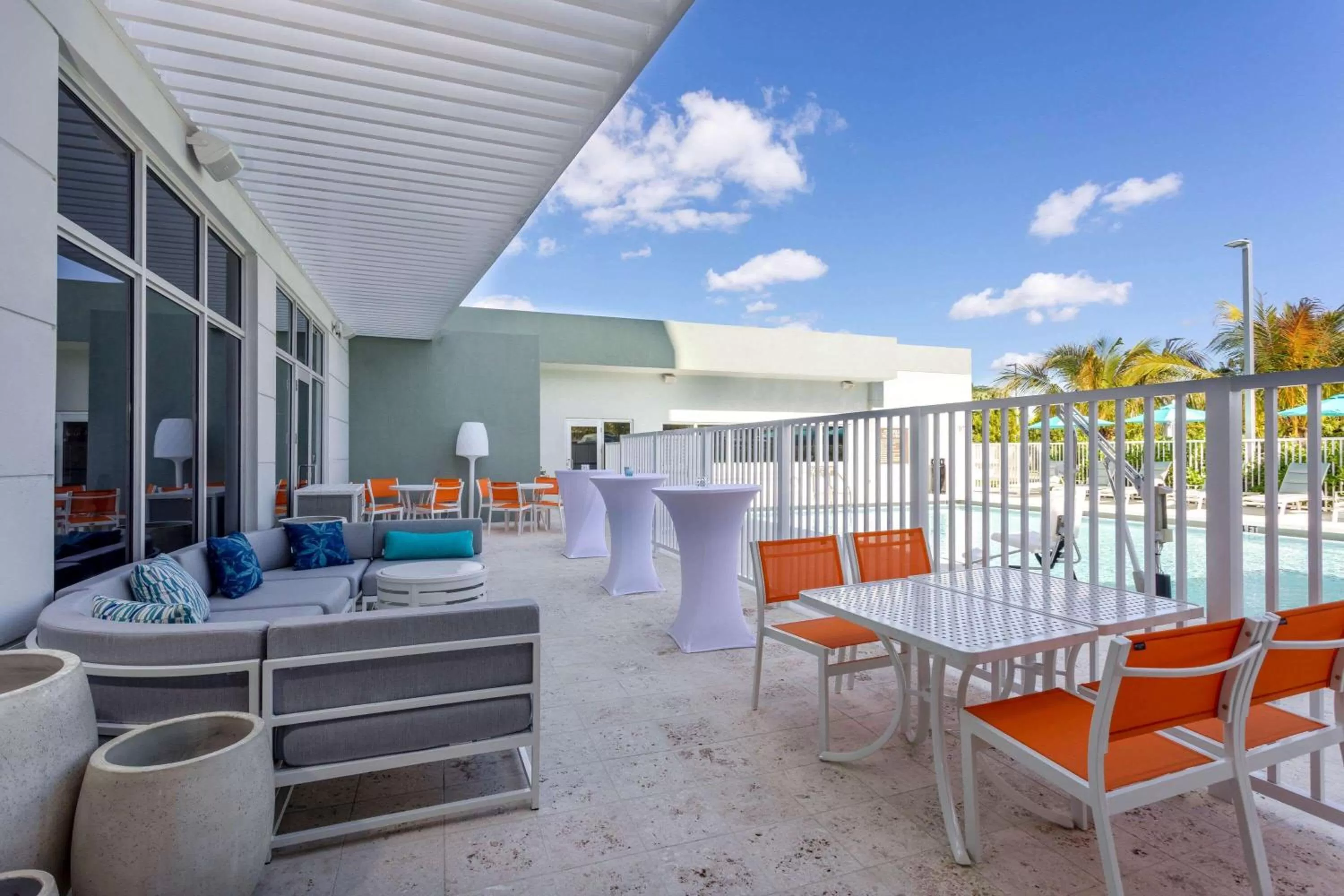 Lounge or bar in Wyndham Garden Miami International Airport