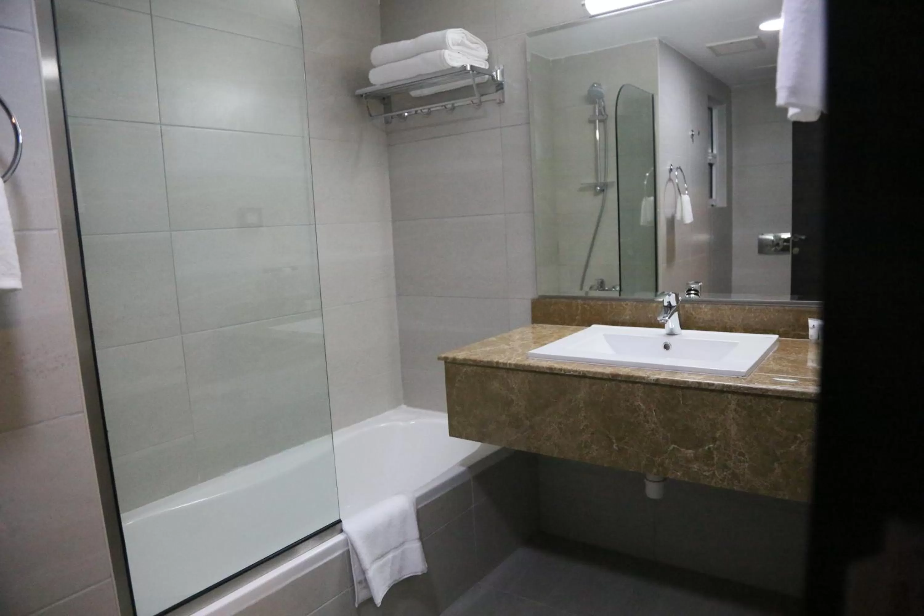 Bathroom in Manazil Aldar Hotel