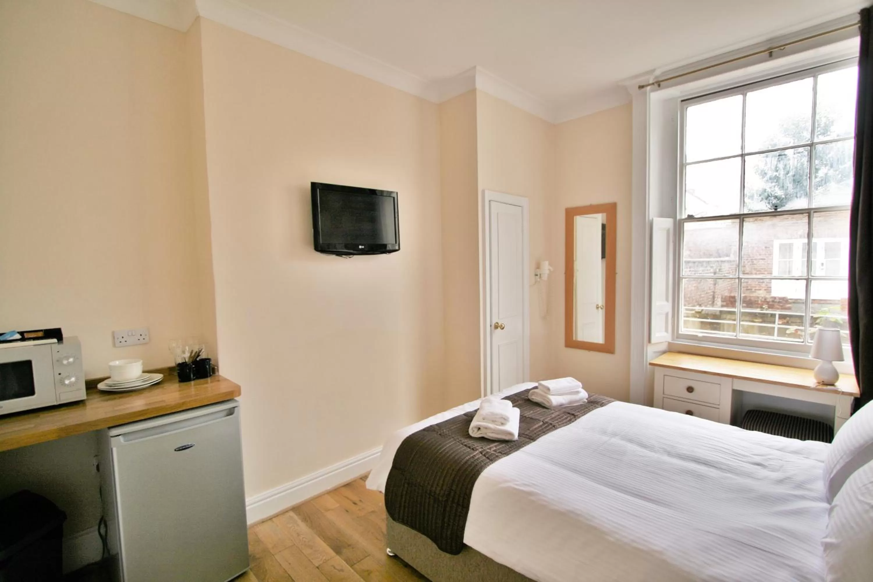 Bed in Central Studios Gloucester Place by Roomsbooked