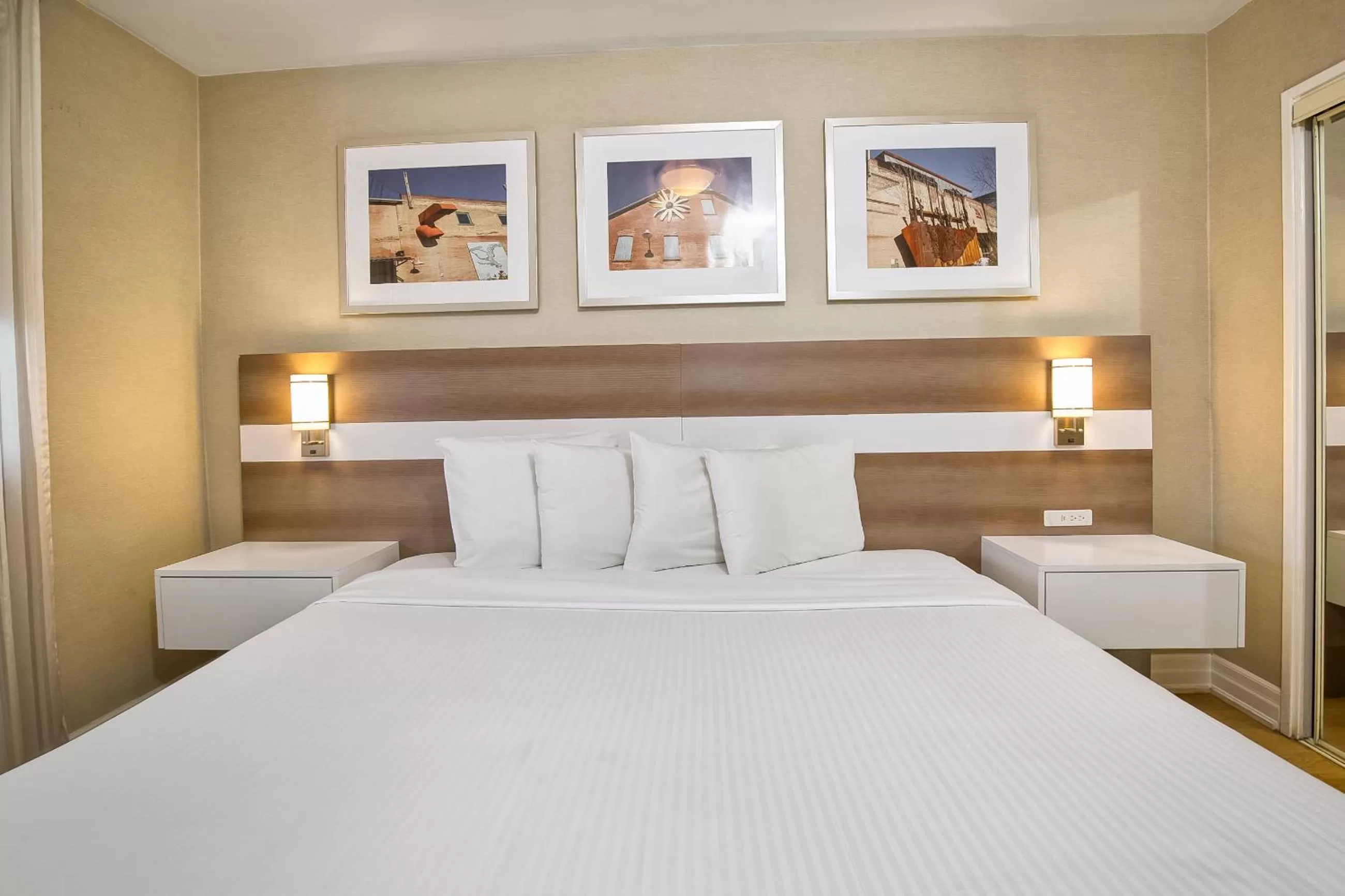 Bed in Town Inn Suites Hotel