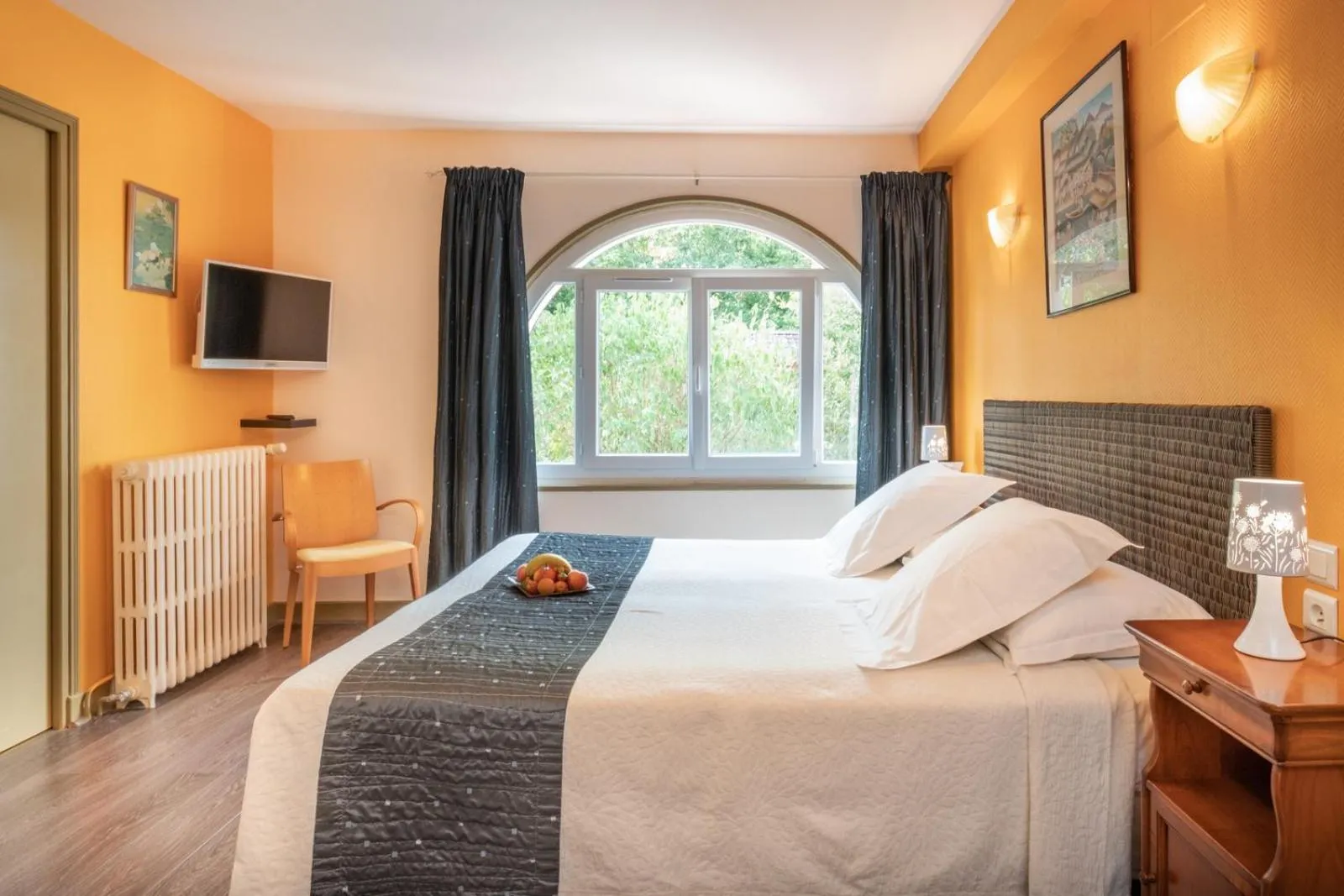 Bed in Logis Hôtel Restaurant Le Coq Hardi