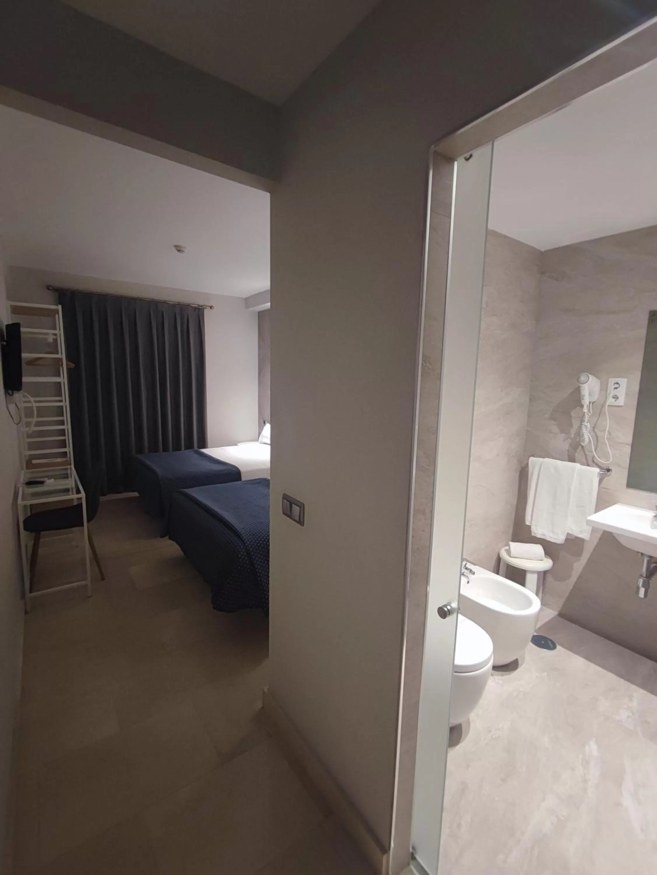 Bathroom, Bed in Hotel Ciudad de Navalcarnero