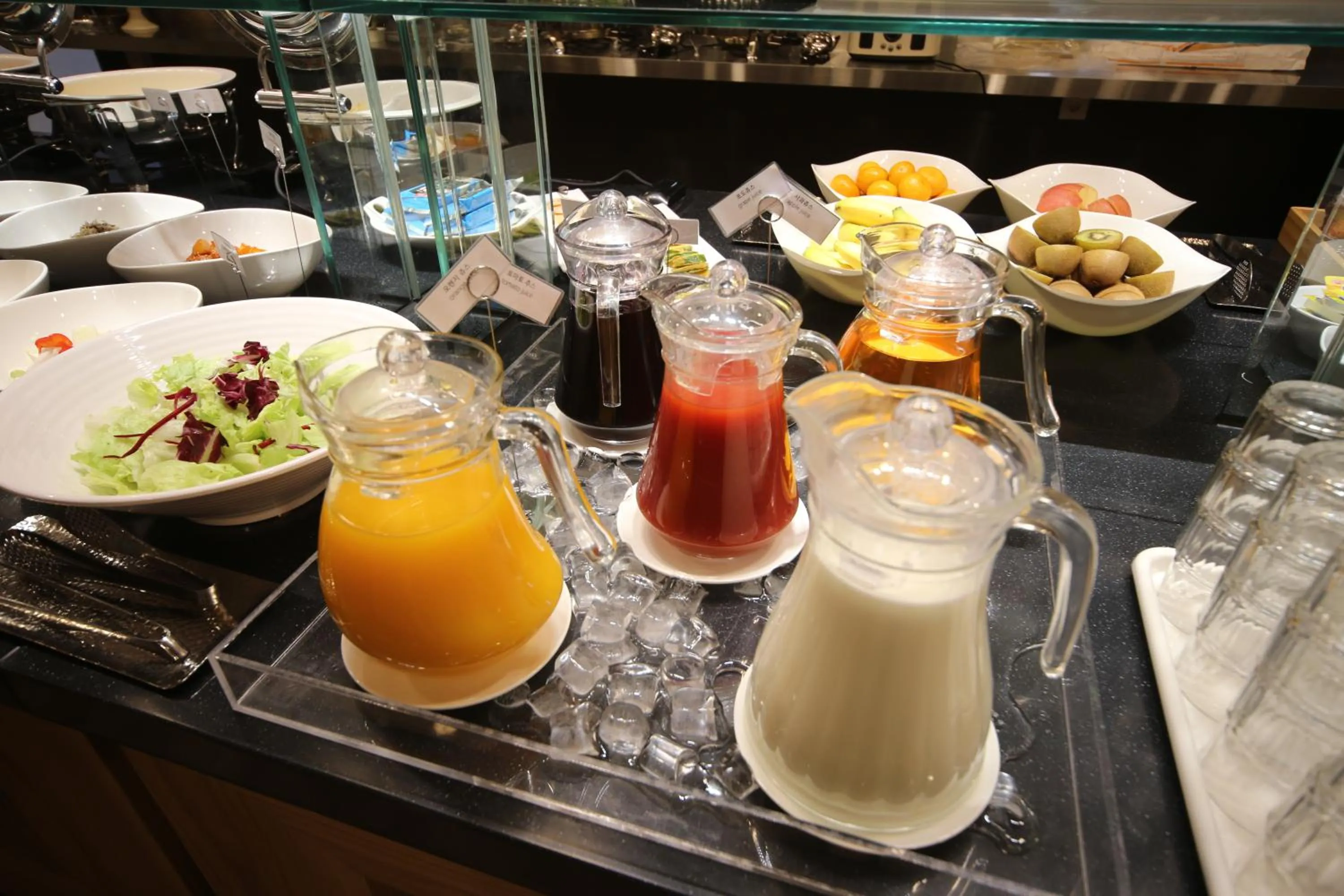 Restaurant/places to eat in Hotel Noblestay