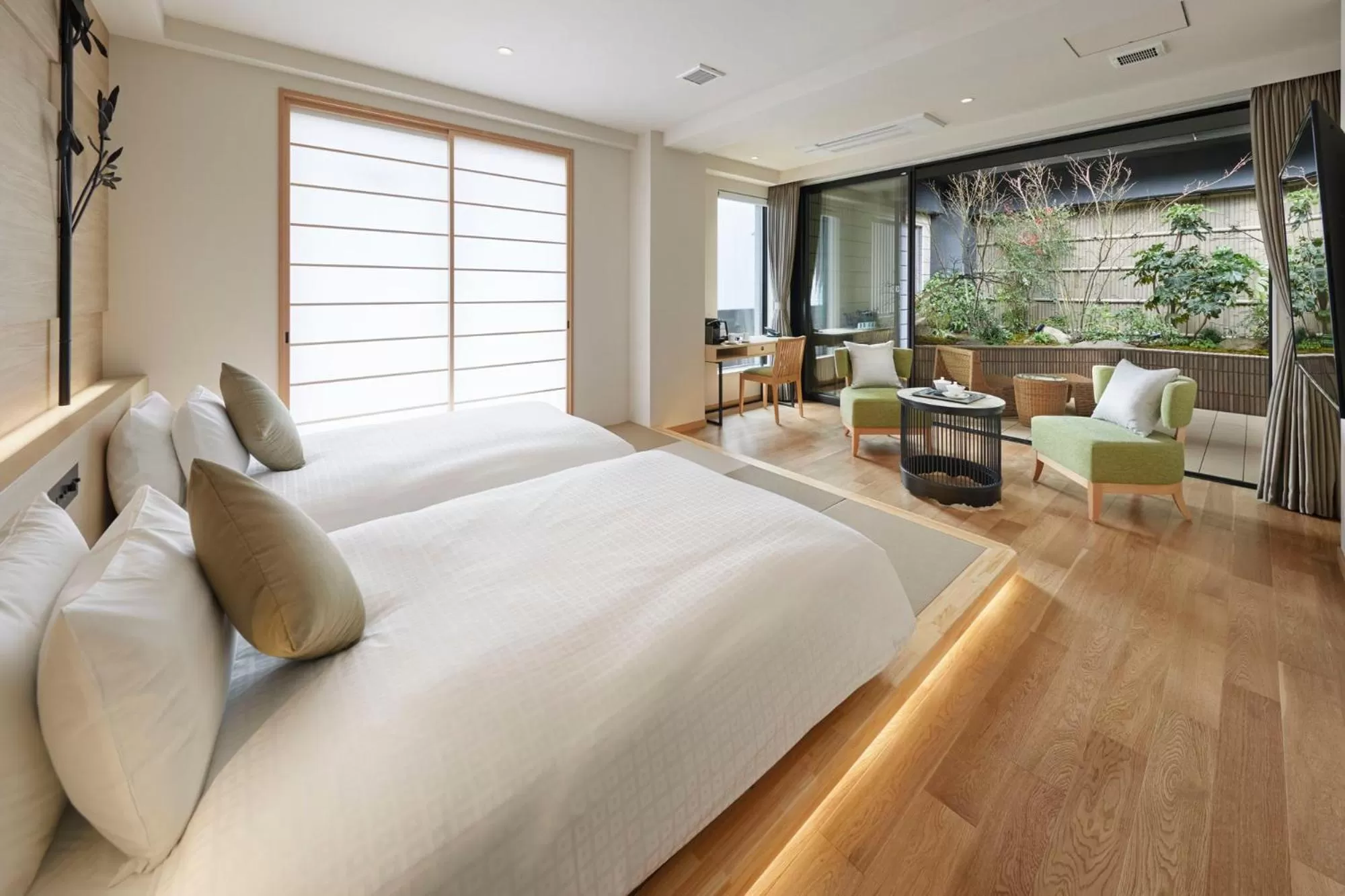 Photo of the whole room, Bed in Royal Twin Hotel Kyoto Hachijoguchi