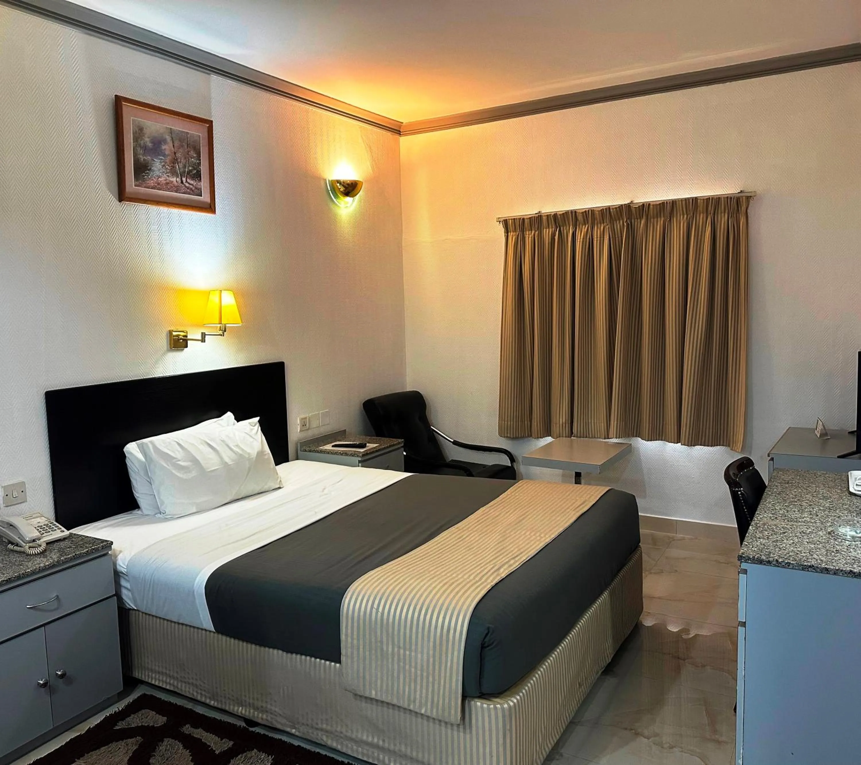 hair dresser, Bed in Grand Astoria Hotel