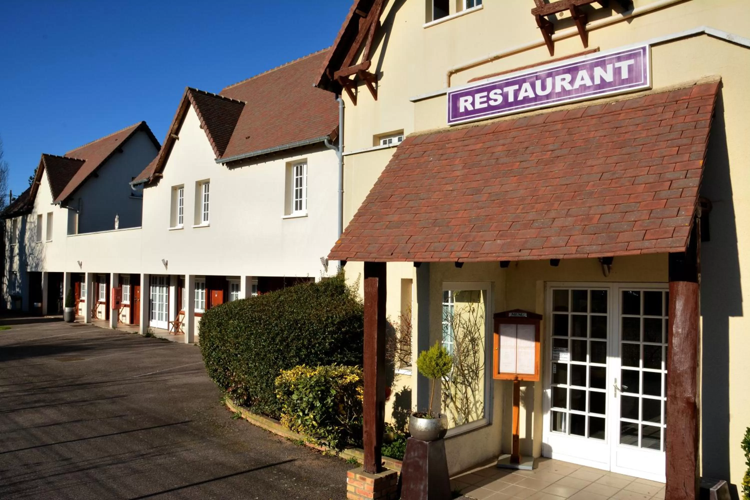 Restaurant/places to eat in Logis Hôtel Les Nymphéas