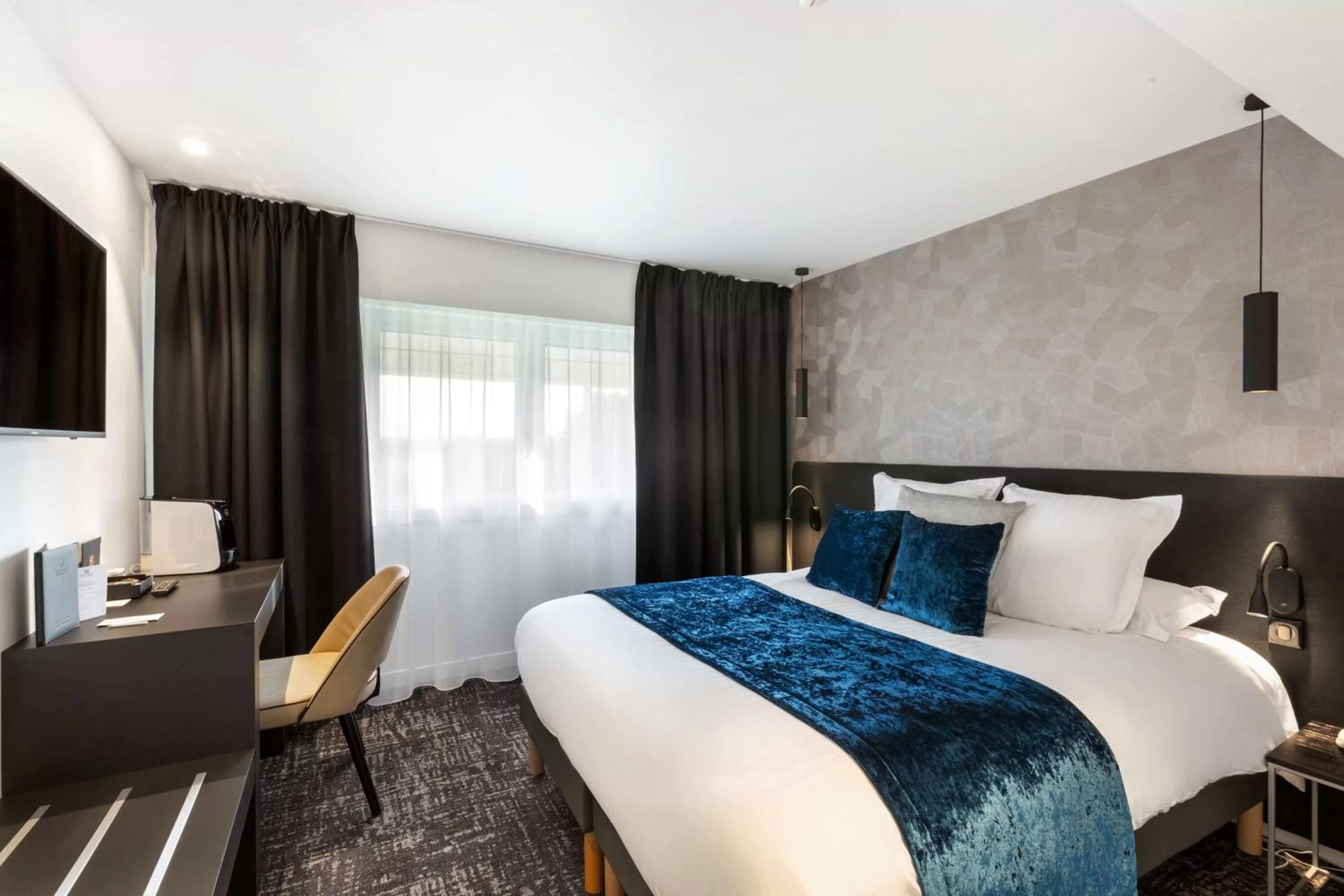 Photo of the whole room, Bed in Best Western L'Aquarium Arras Nord