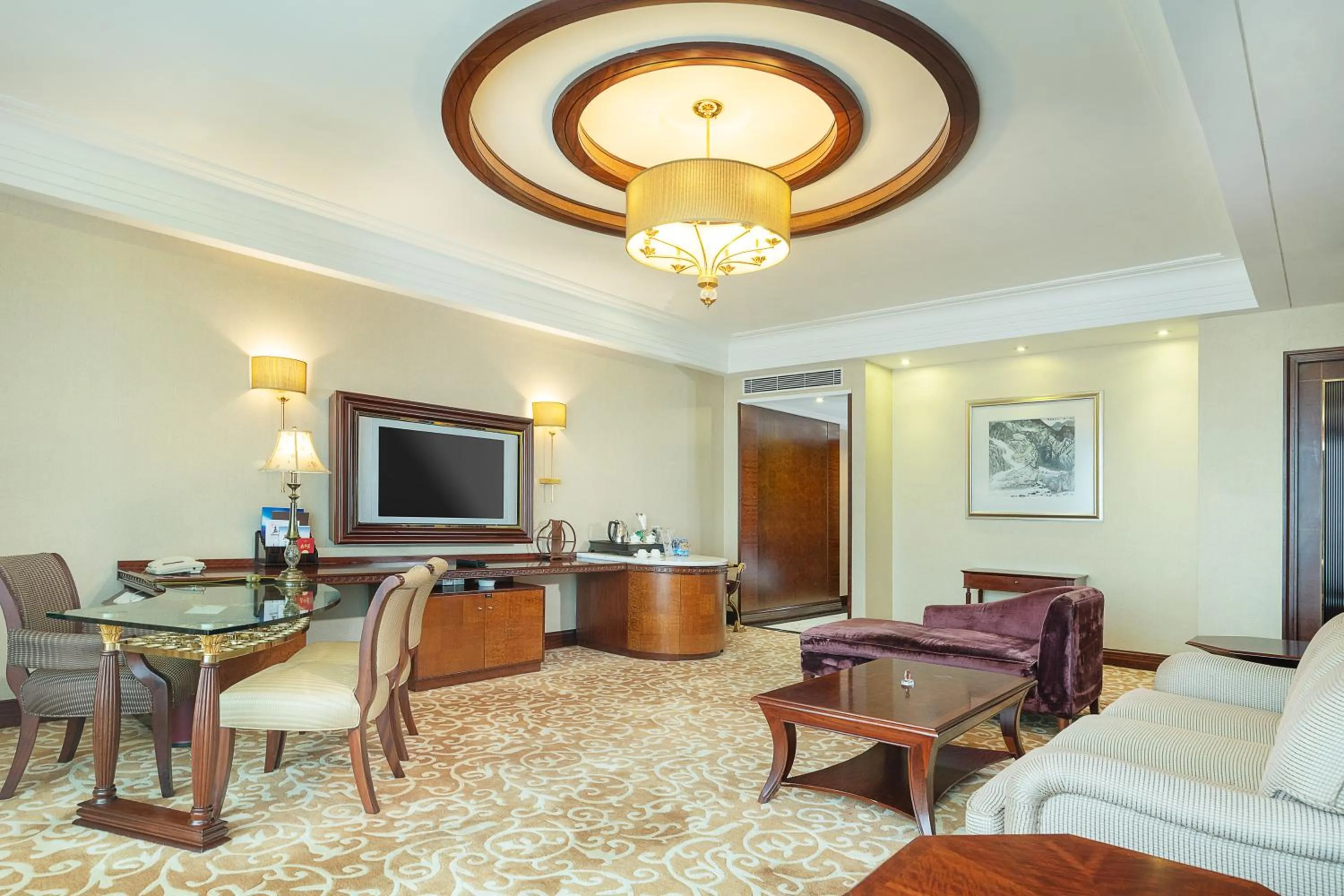 TV and multimedia in Regal Palace Hotel