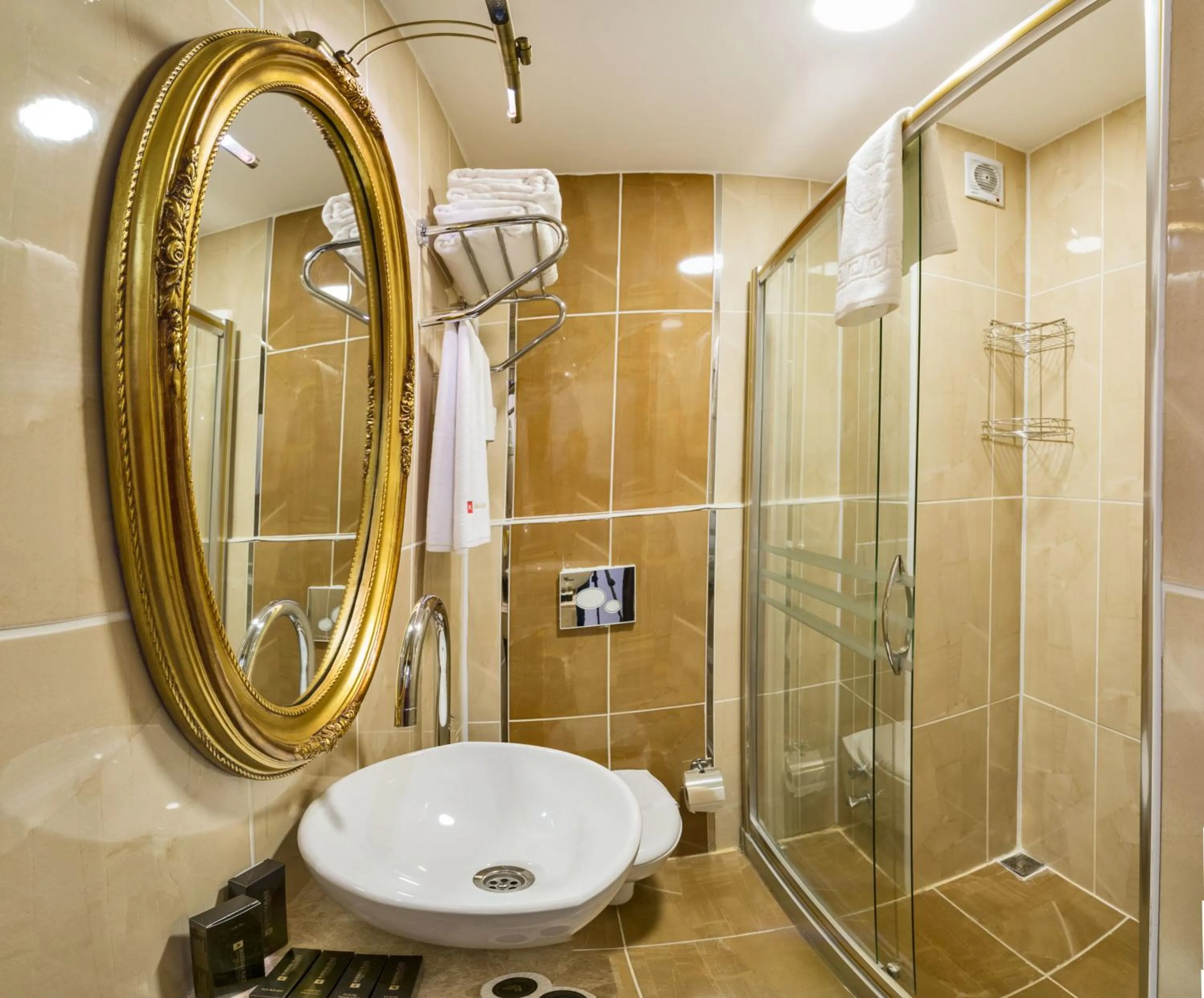 Shower in Marmara Place Old City Hotel