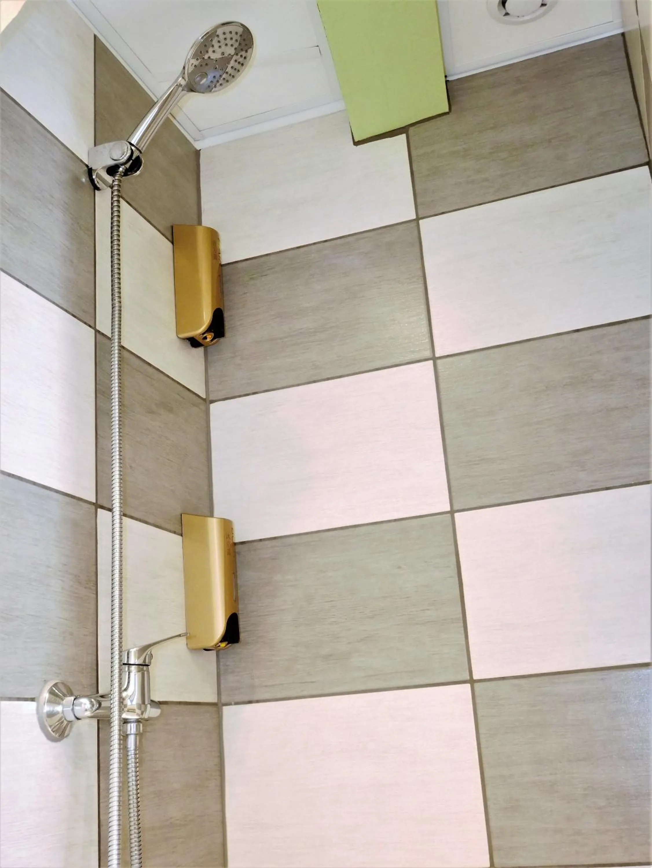 Bathroom in L'Oriflamme