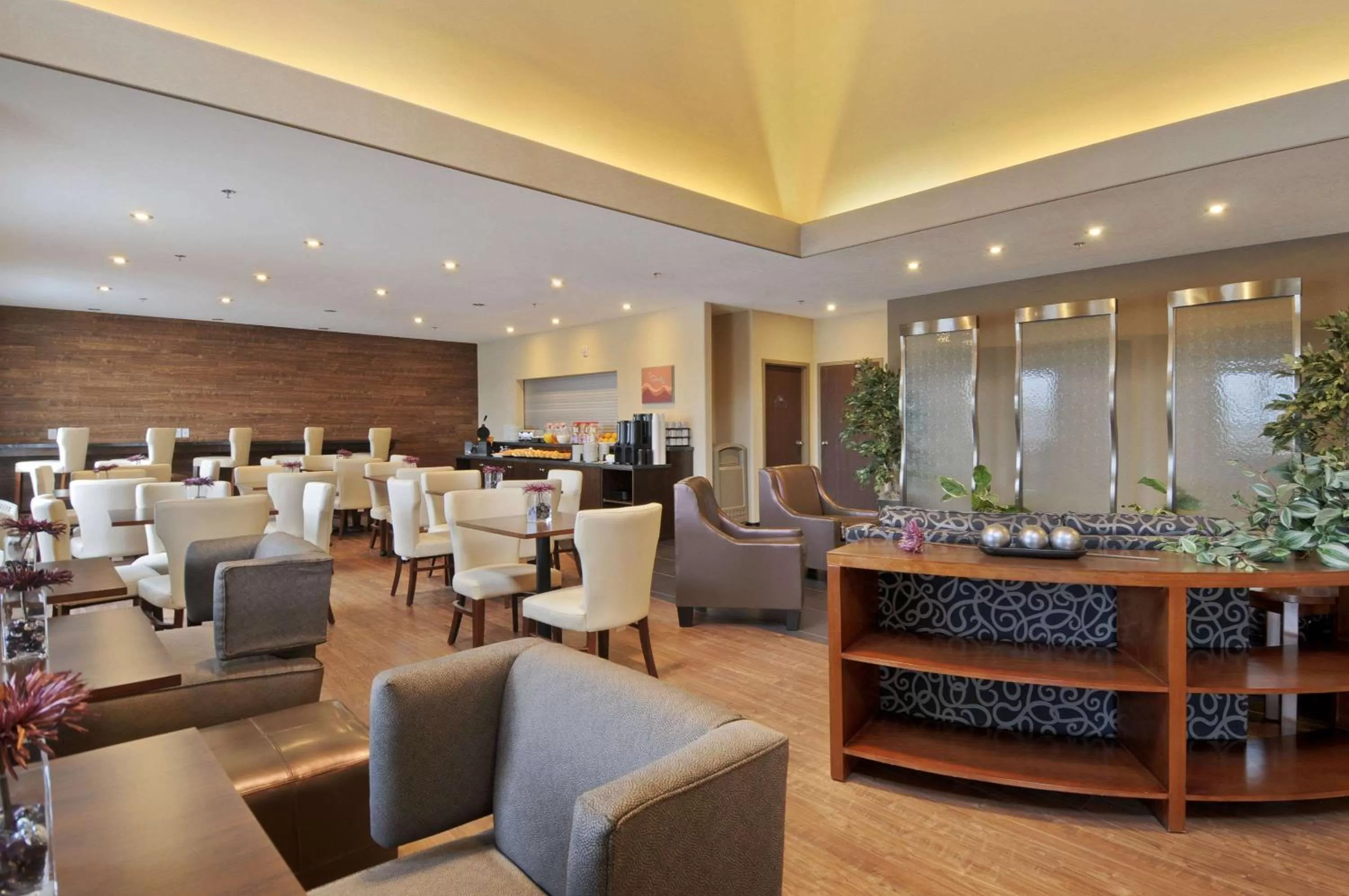 Restaurant/places to eat in Days Inn by Wyndham Regina Airport West