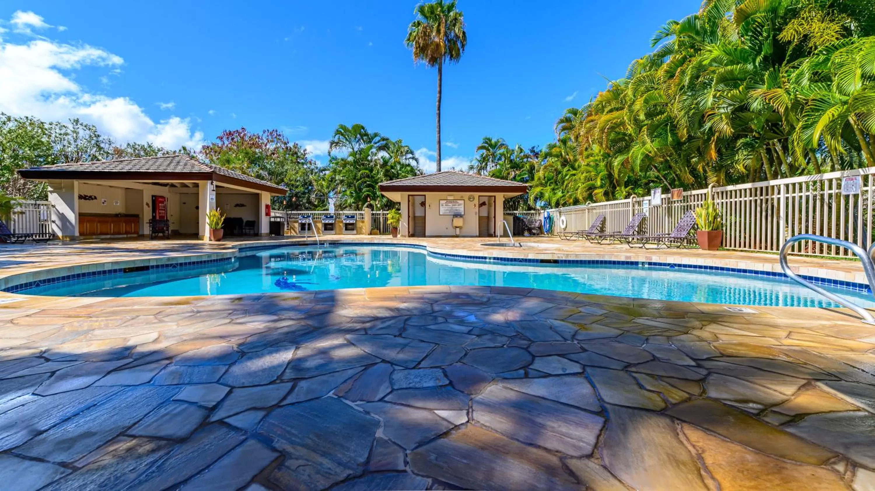 Swimming Pool in Castle Maui Banyan