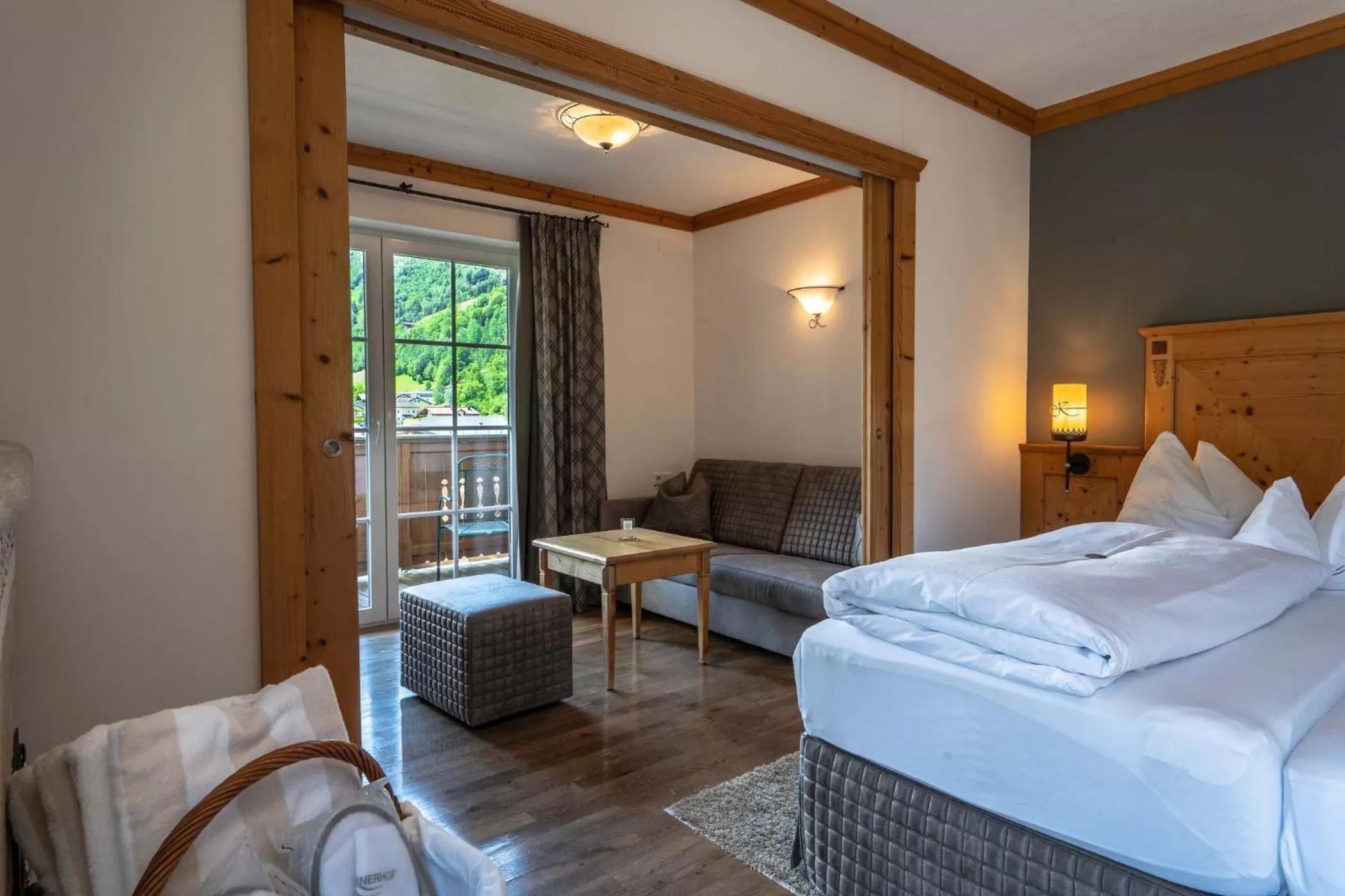 Living room, Bed in Hotel Kaprunerhof