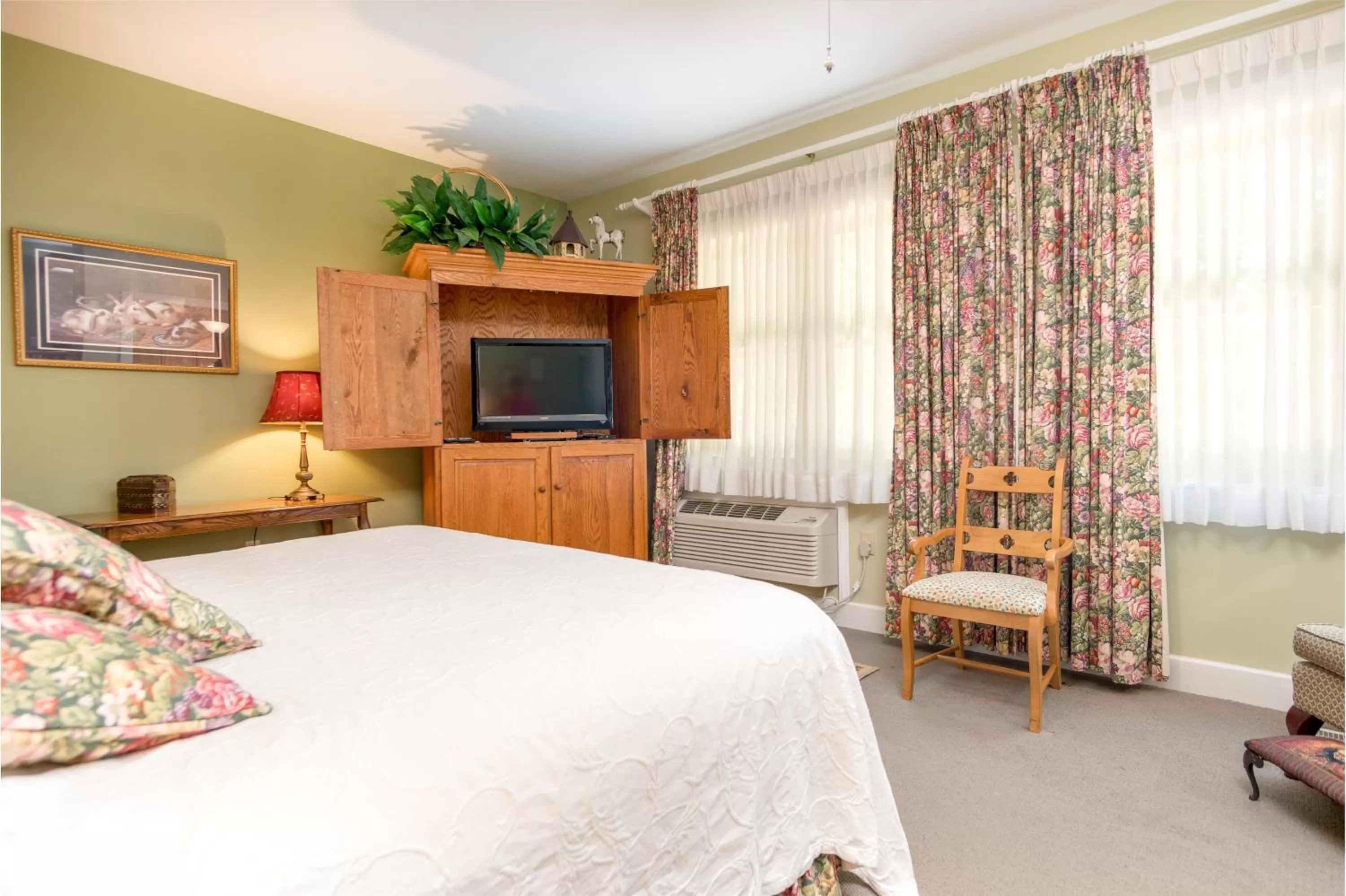 Bed in Highland Lake Inn & Resort - Flat Rock