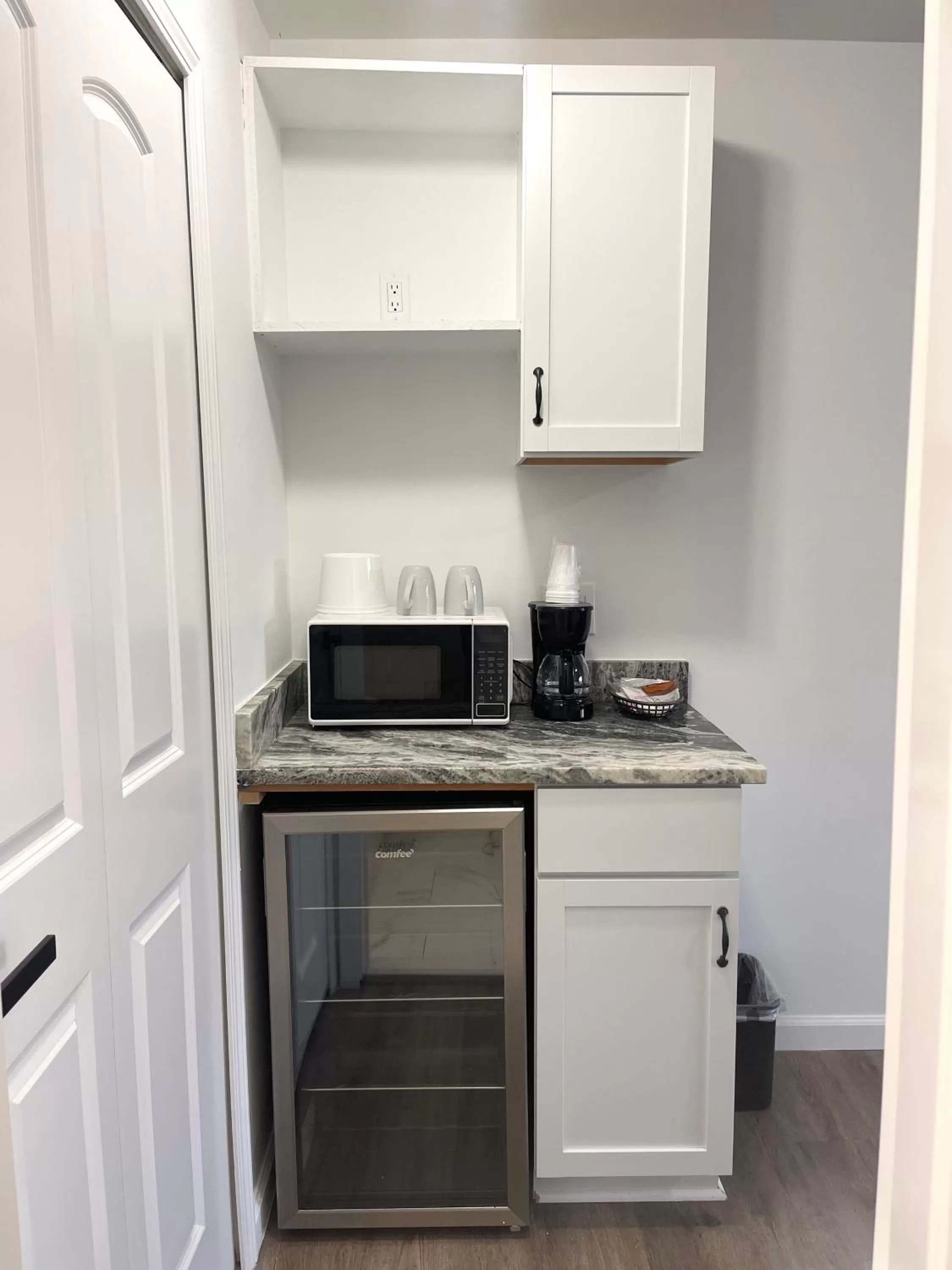 Kitchen or kitchenette in Downtown Inn